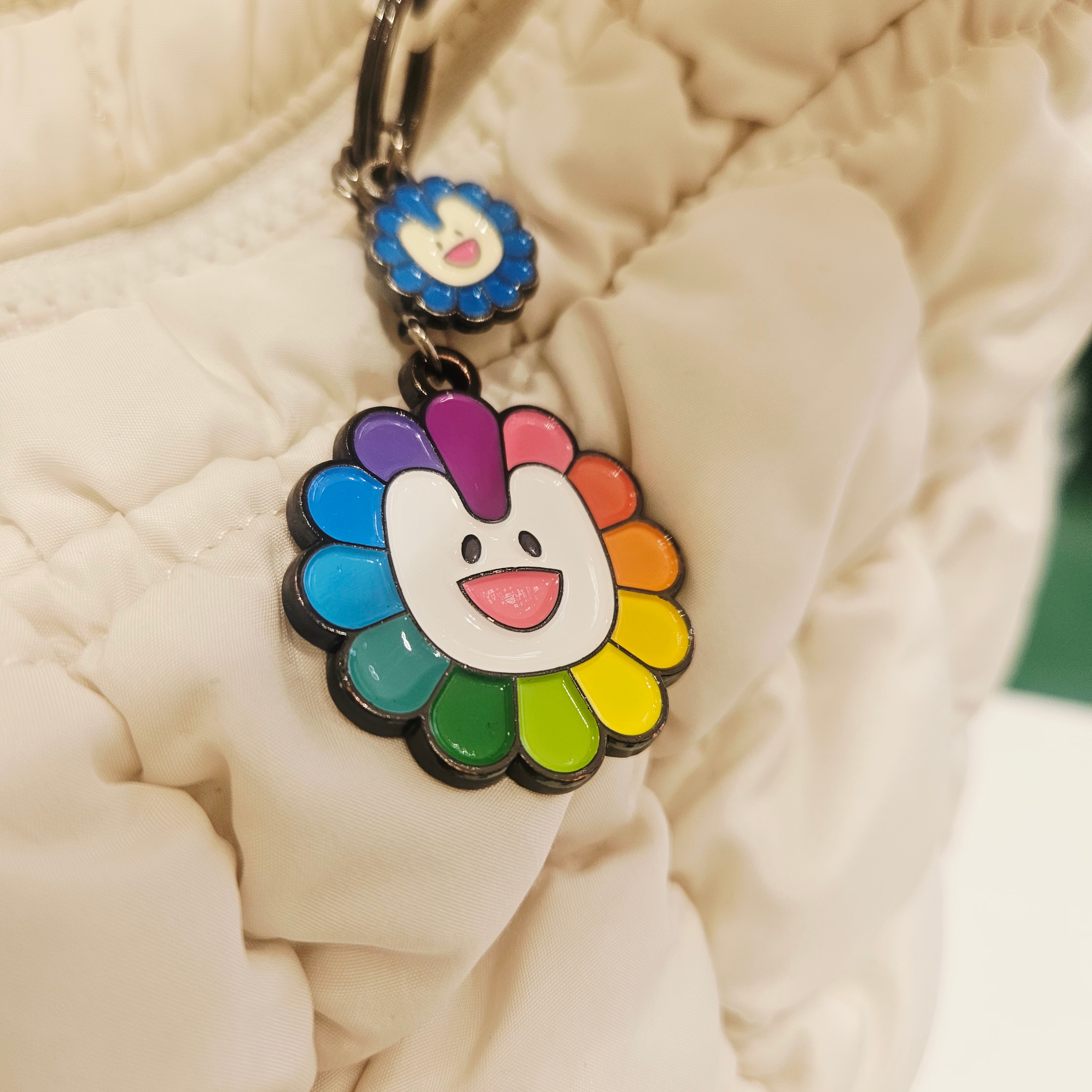 Human Made Heart Rubber Coaster Yellow, NewJeans x Murakami Metal Keyring Flower 착용 스타일 - 4