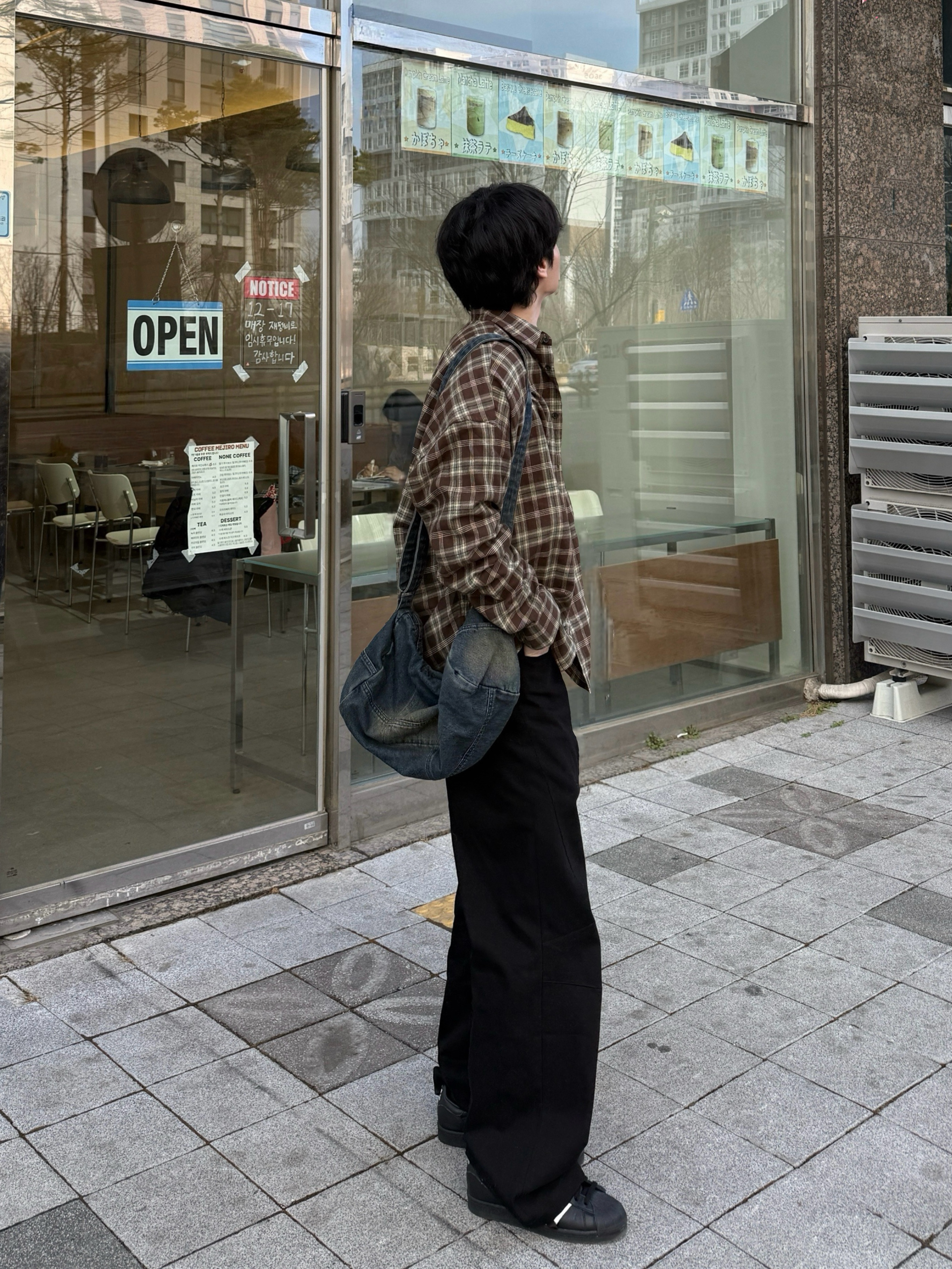 Nonnod Cropped flexible string check shirt Vintage brown, Nonnod Zen Pants Black in Black 착용 스타일 - 6