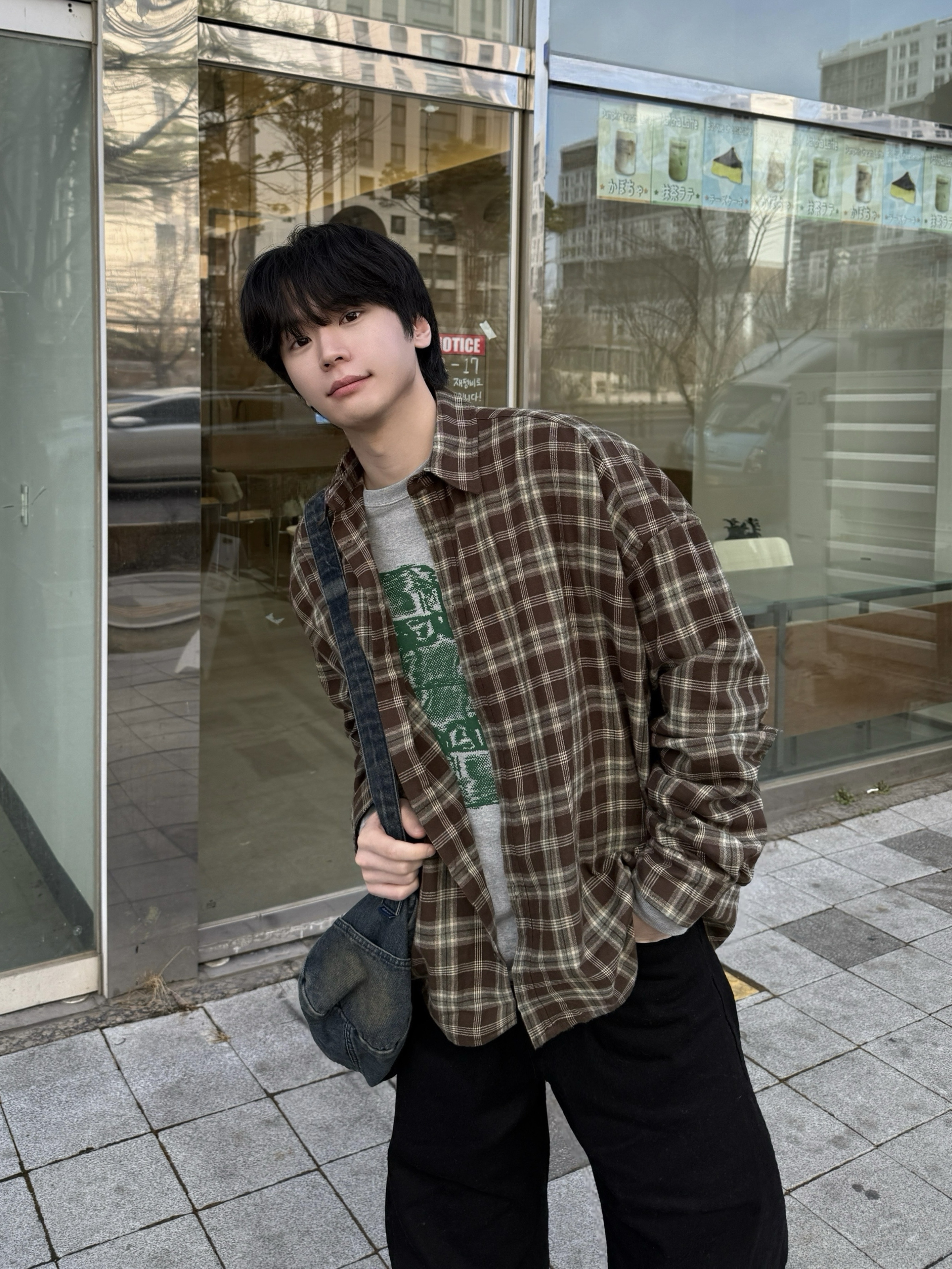 Nonnod Cropped flexible string check shirt Vintage brown, Nonnod Zen Pants Black in Black 착용 스타일 - 3