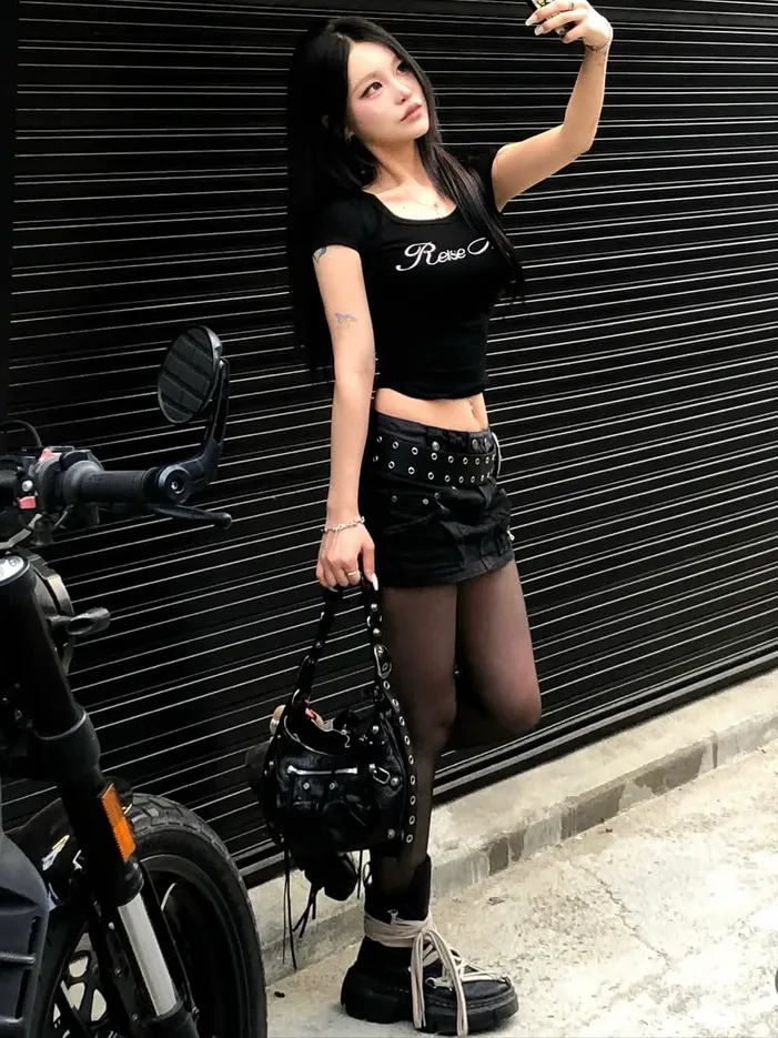 REISE MIYA Slim Crop T-Shirt Black 착용 스타일 - 2