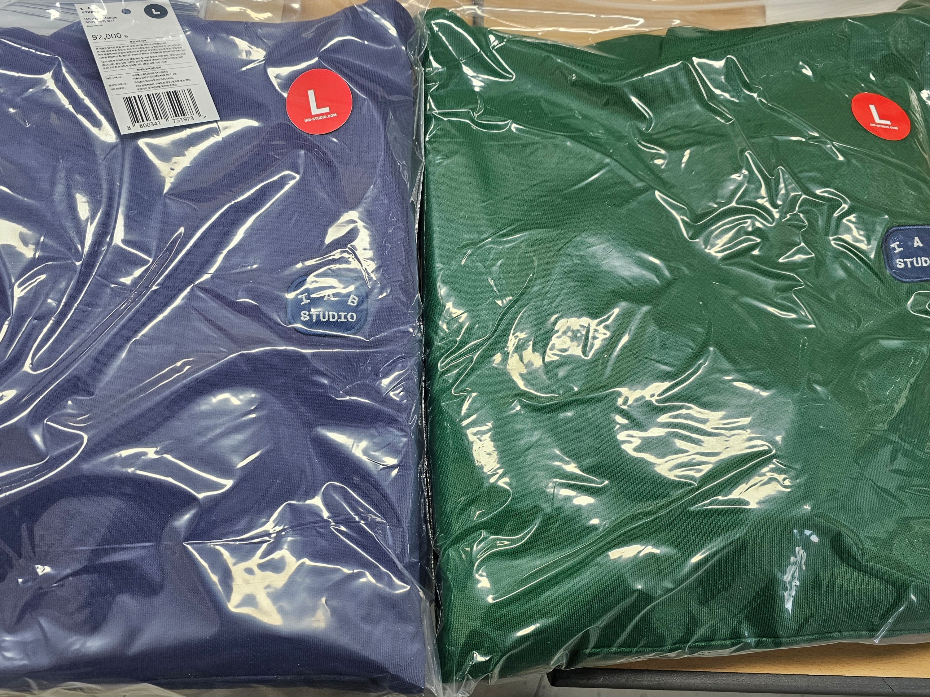 IAB Studio IAB Patch Hoodie Blue, IAB Studio IAB Patch Hoodie Green 착용 스타일
