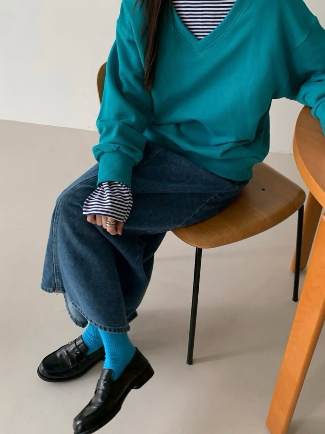 STU Boucle V-Neck Knit In Azure Blue, Haleine Metallic Trim V-Neck Knit Black (WT305) 착용 스타일 - 5