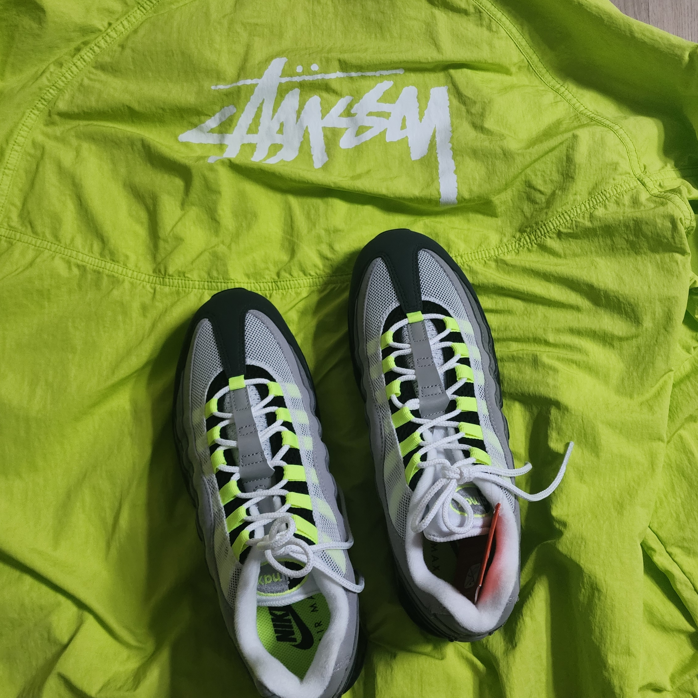 Nike x Stussy Windrunner Jacket Bright Cactus, Nike Air Max 95 OG Neon 착용 스타일