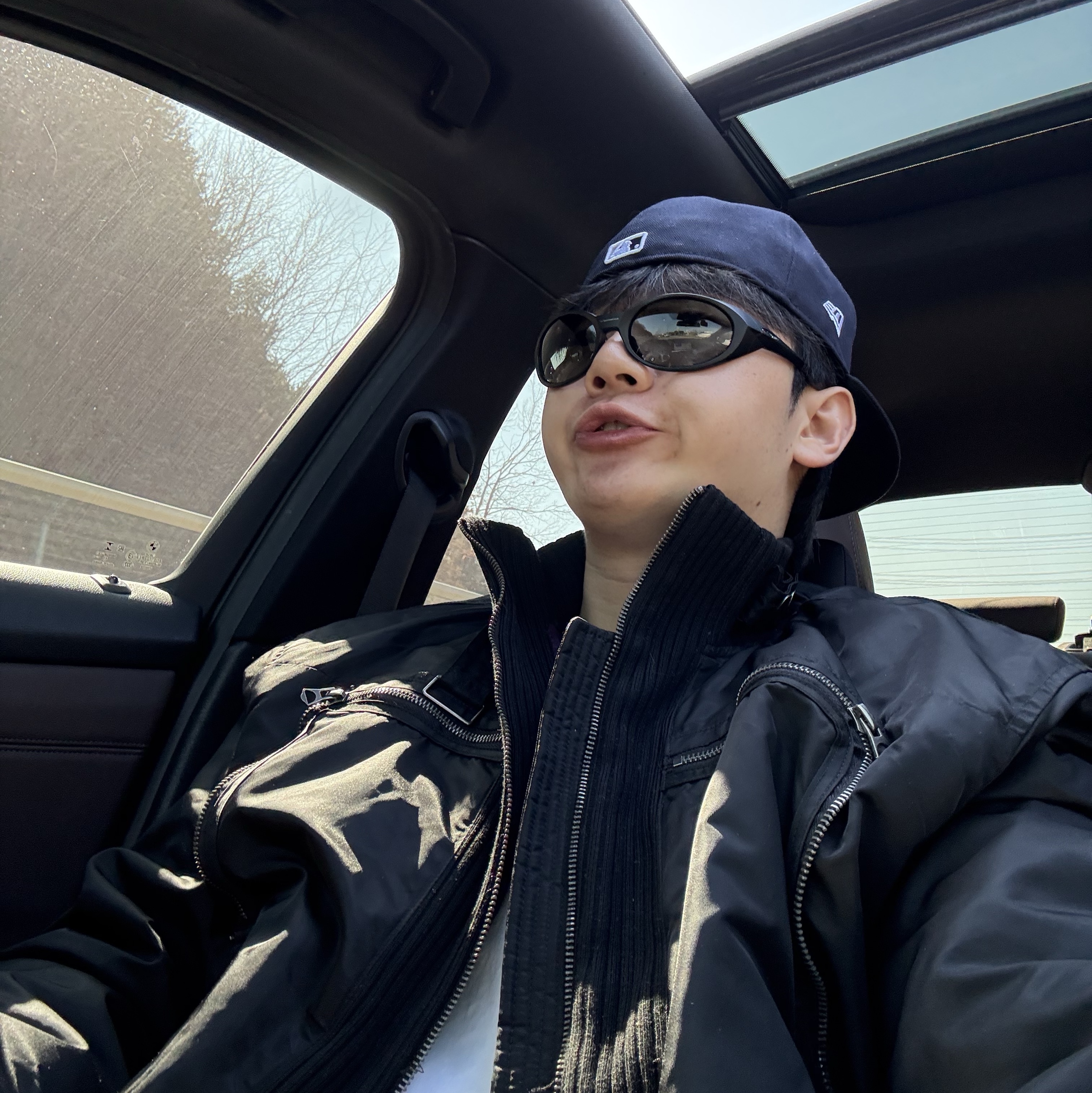 Oakley Eye Jacket Redux Matte Black Frame Prizm Grey Lenses High Bridge Fit, New Era 59Fifty MLB Authentic New York Yankees Game Navy 착용 스타일