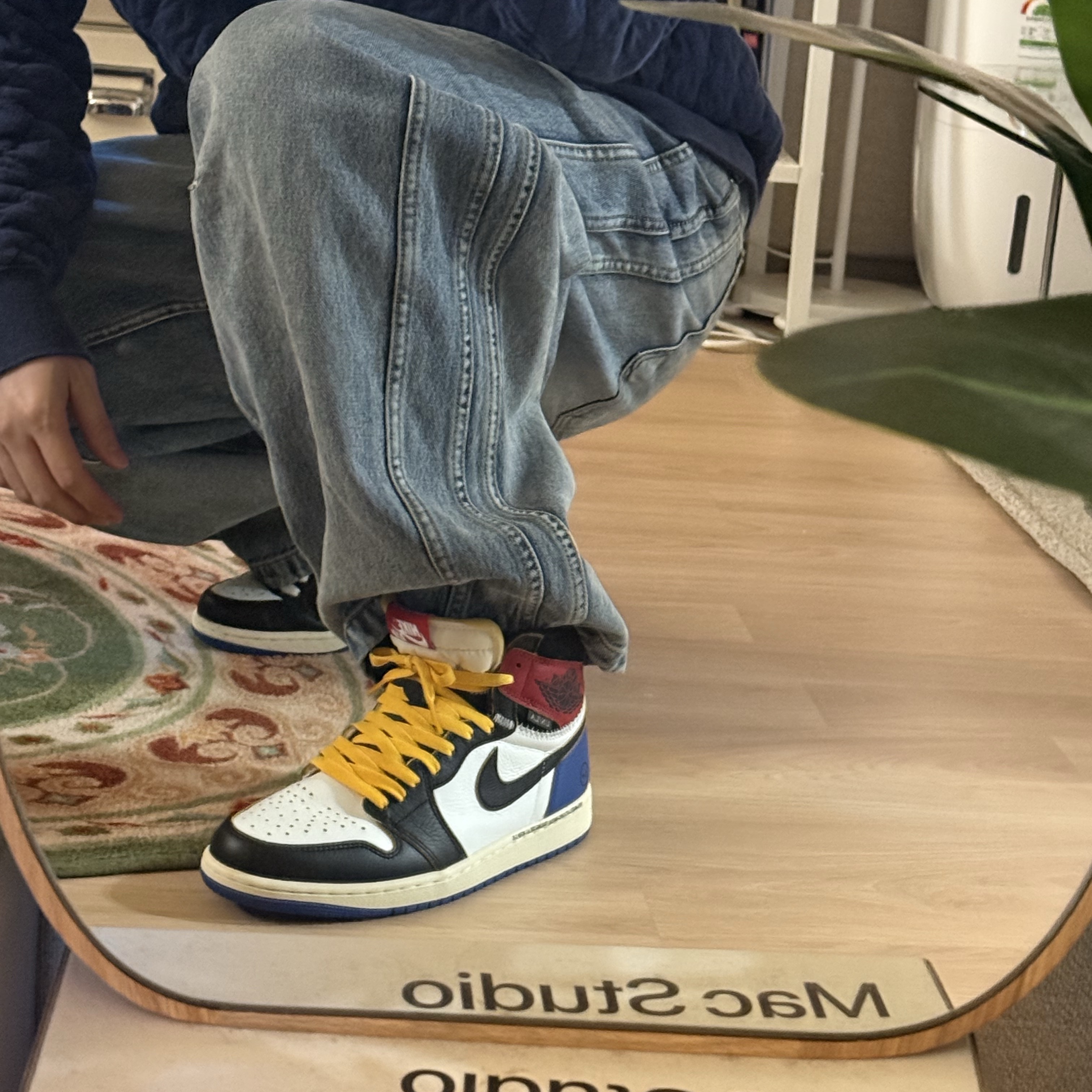 Jordan 1 x Fragment x Union LA Black and Varsity Red 착용 스타일 - 3