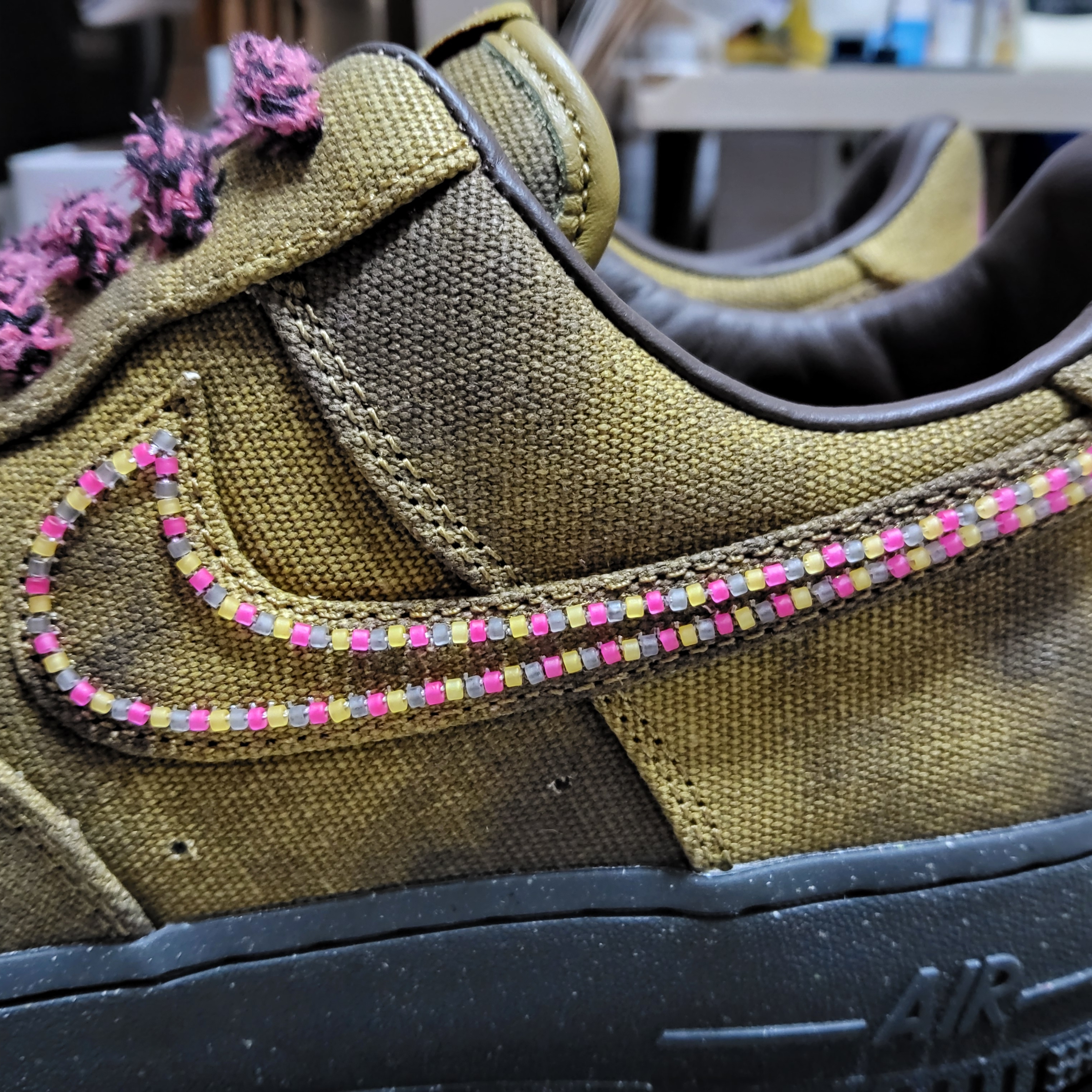 Nike Air Force 1 '07 Low Boucle Baroque Brown and Desert Moss 착용 스타일 - 4