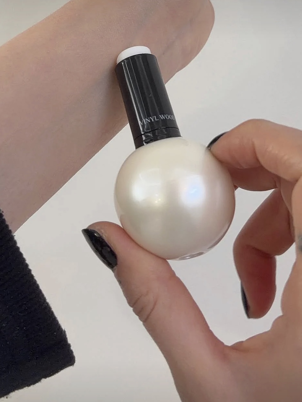 MIHAK VINYL WOOD Perfume Stick 3.6g 착용 스타일 - 2