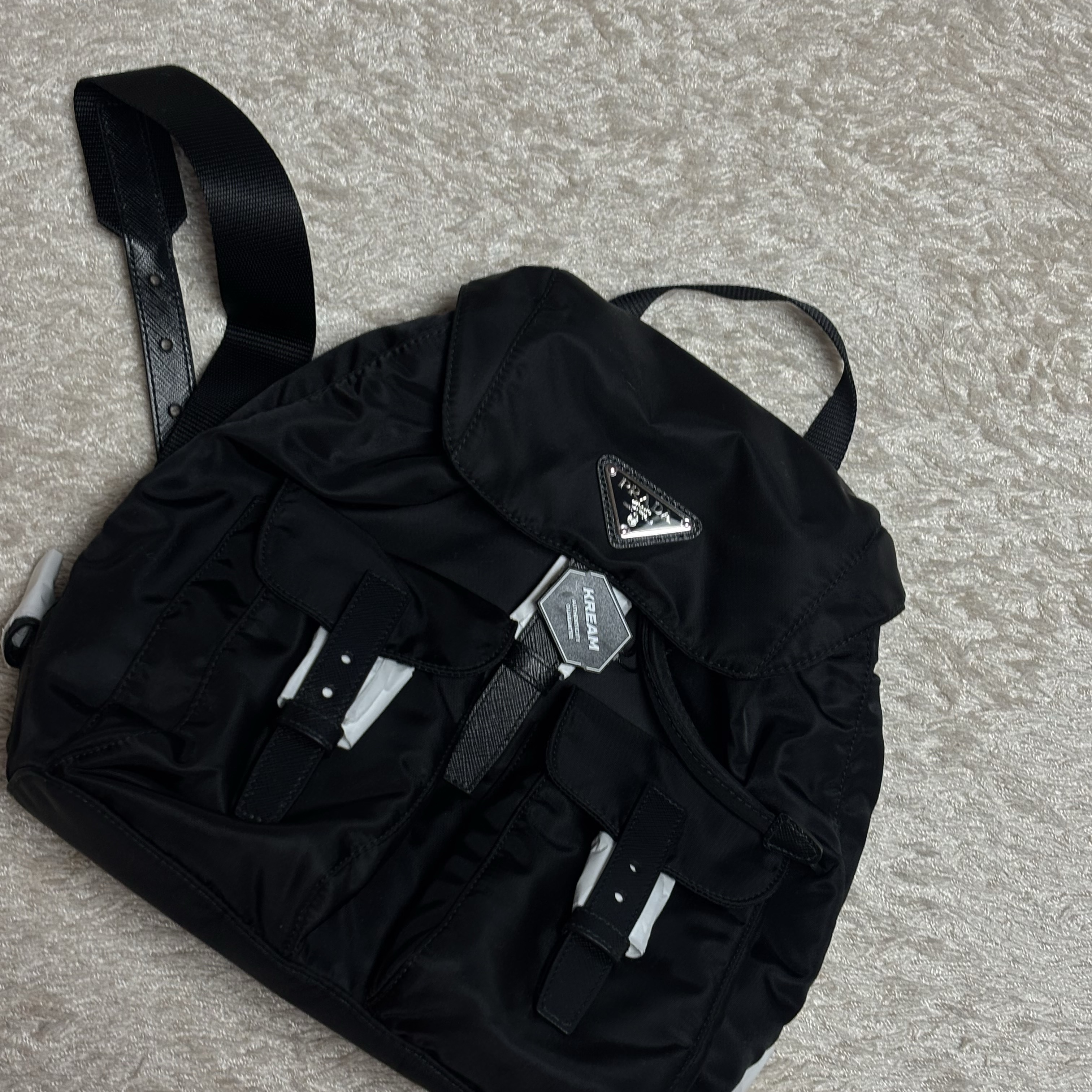 Prada Re-Nylon Small Backpack Black 착용 스타일