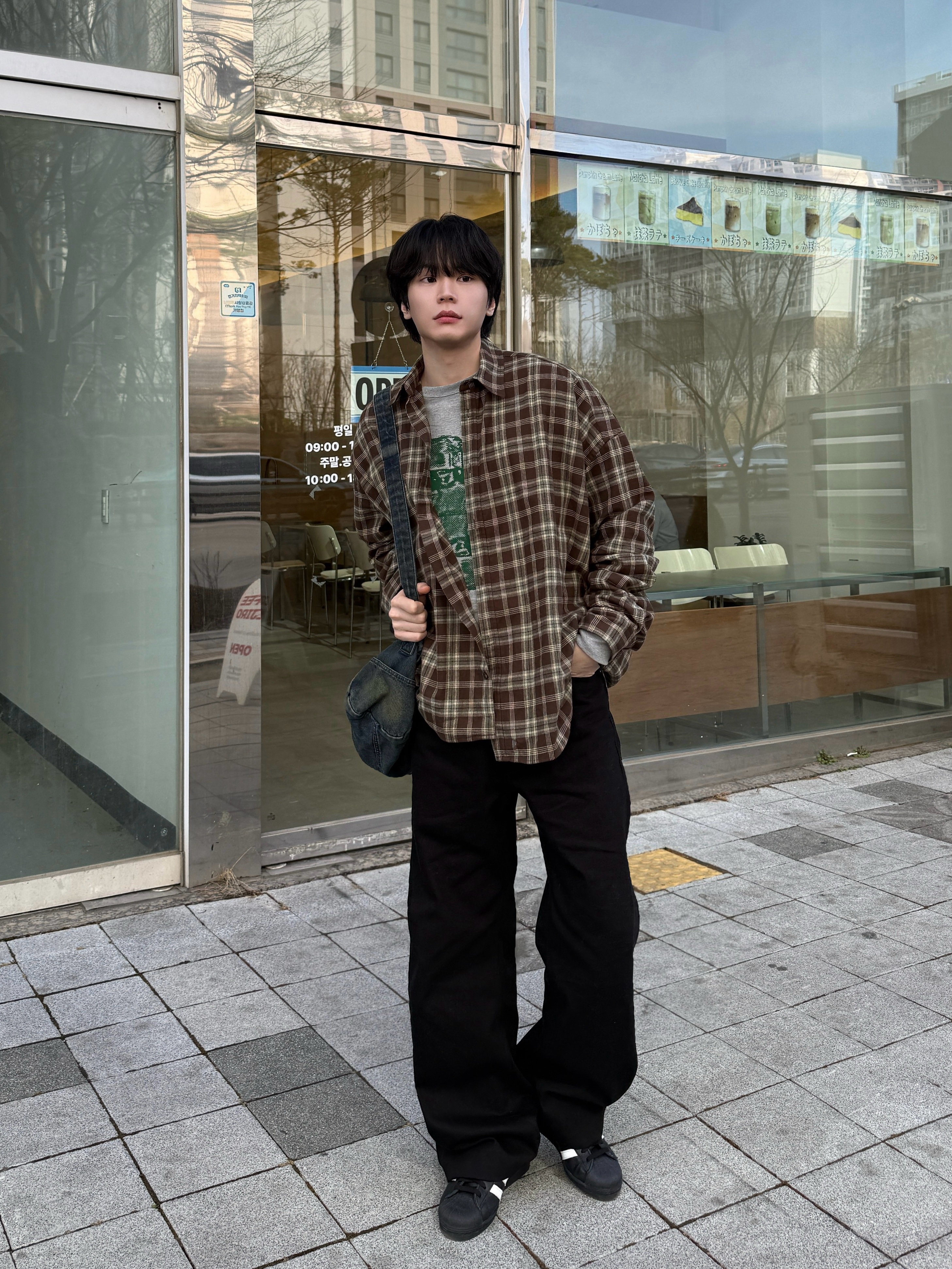 Nonnod Cropped flexible string check shirt Vintage brown, Nonnod Zen Pants Black in Black 착용 스타일 - 2
