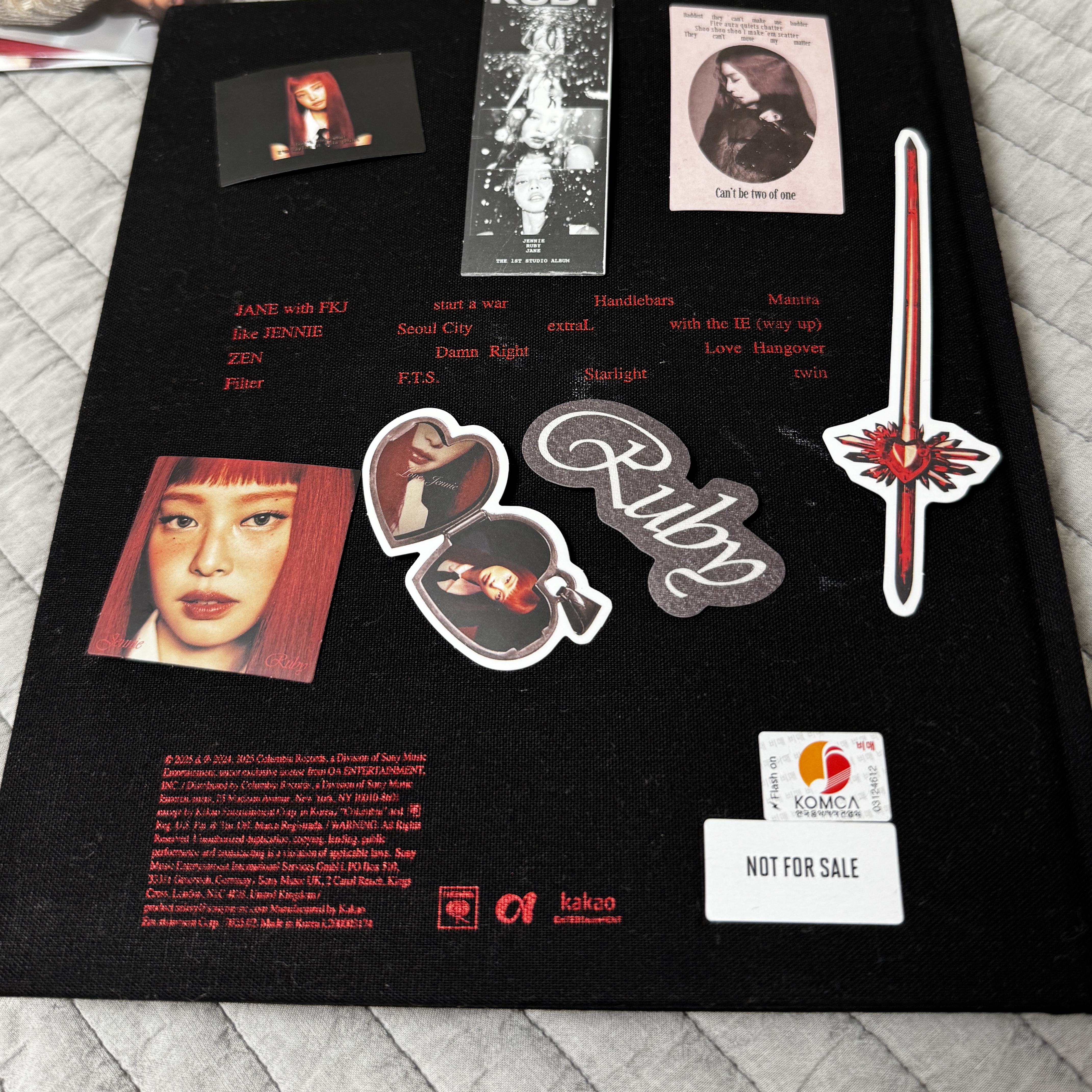 Jennie Ruby Album Hoodie Black, Jennie 1st Album Ruby LP Opaque Red 착용 스타일 - 5
