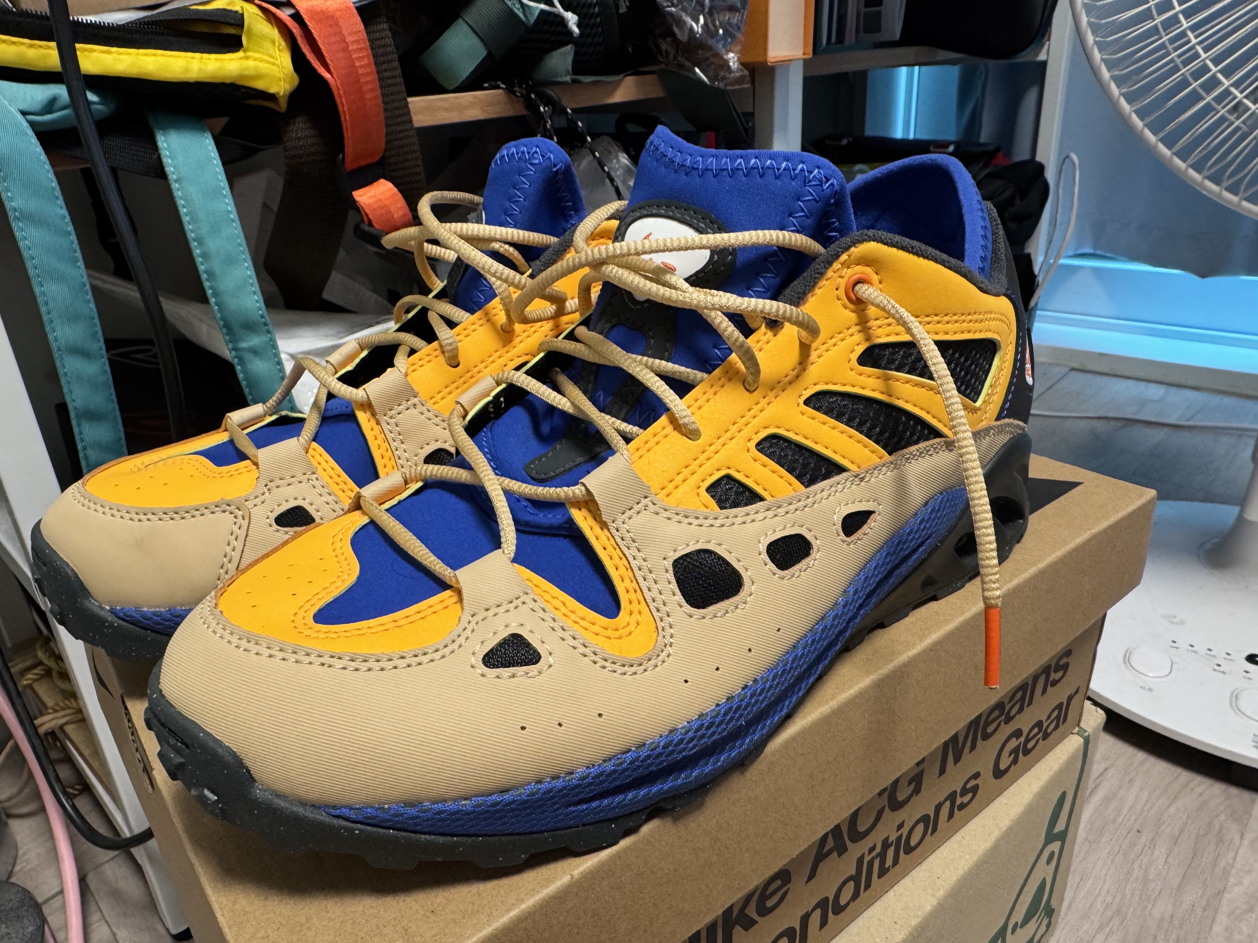 Nike ACG Air Exploraid Sesame and Laser Orange 착용 스타일 - 2