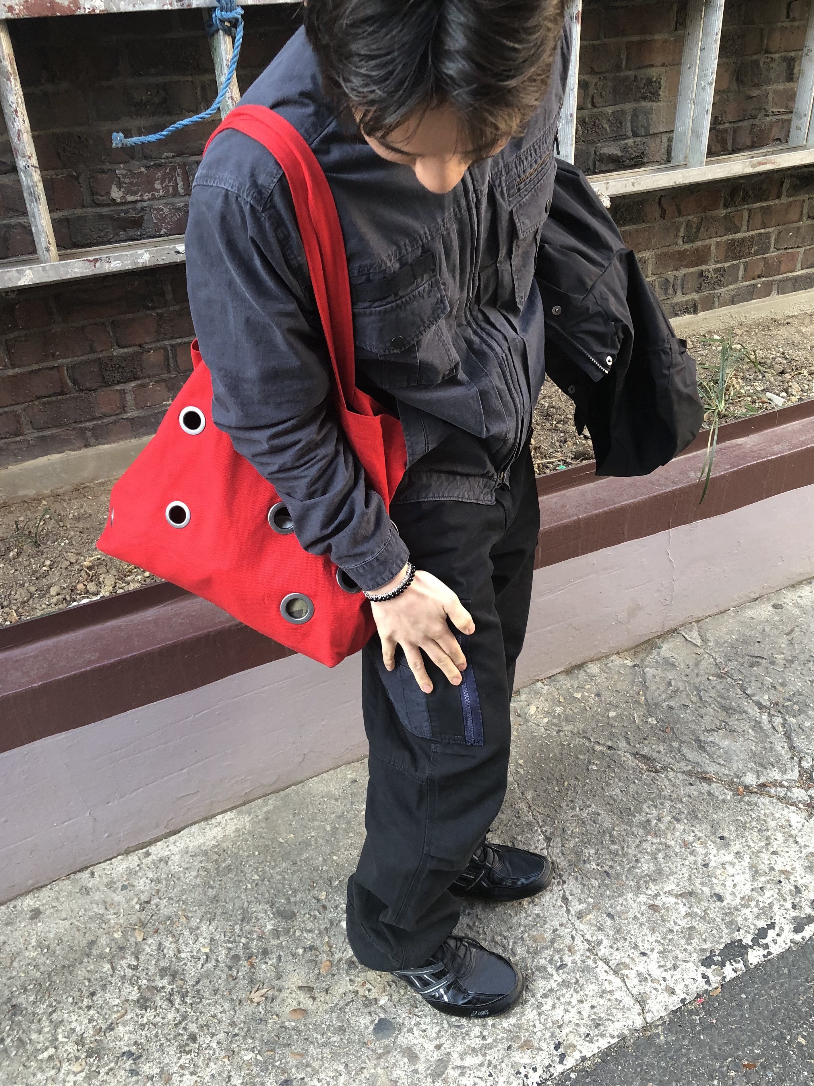 Vacant Archive Lune Eyelet Tote Bag Red, Asics Hypersync Graphite Grey Black 착용 스타일 - 2