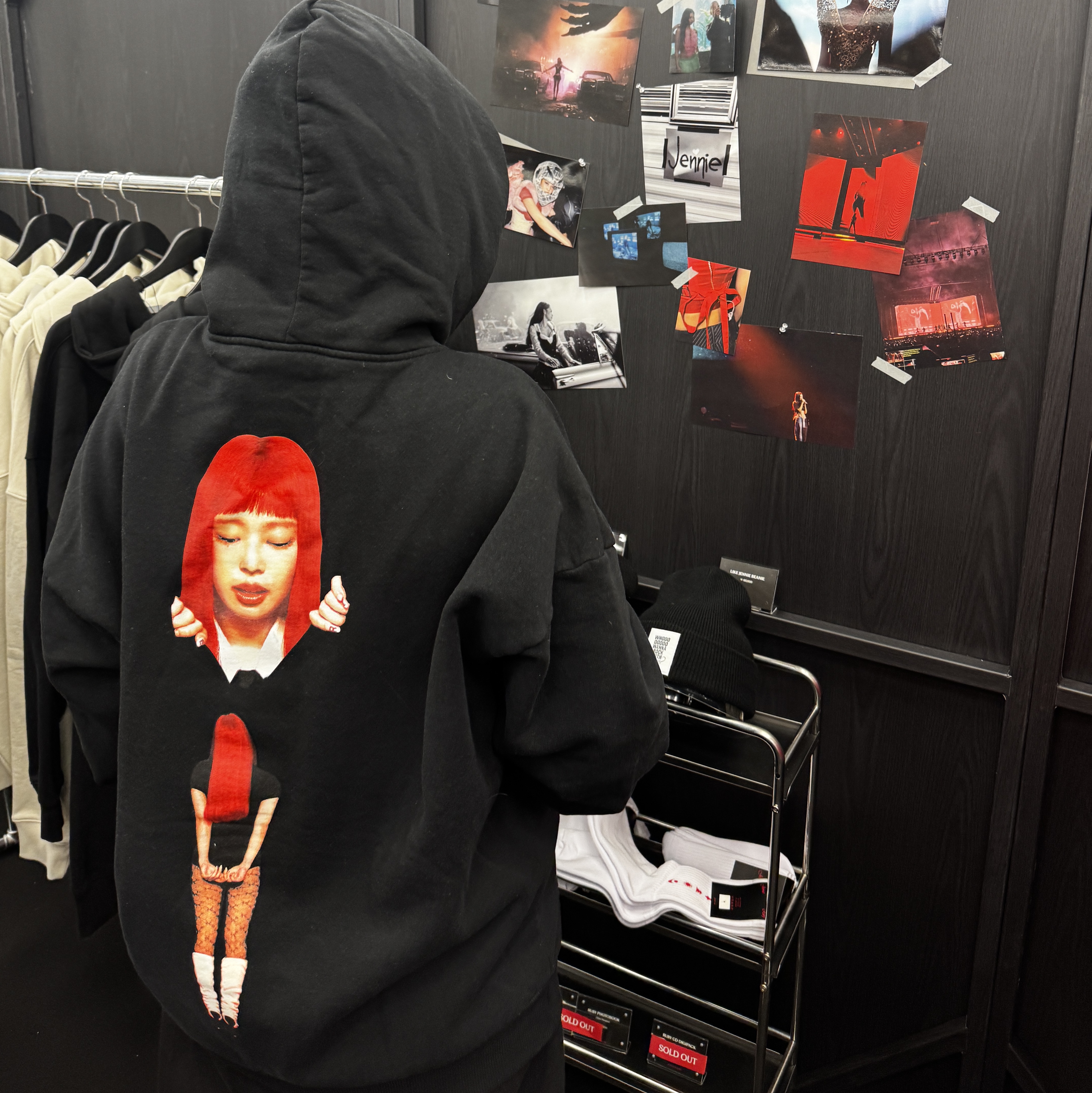 Jennie Ruby Album Hoodie Black, Jennie 1st Album Ruby LP Opaque Red 착용 스타일 - 1