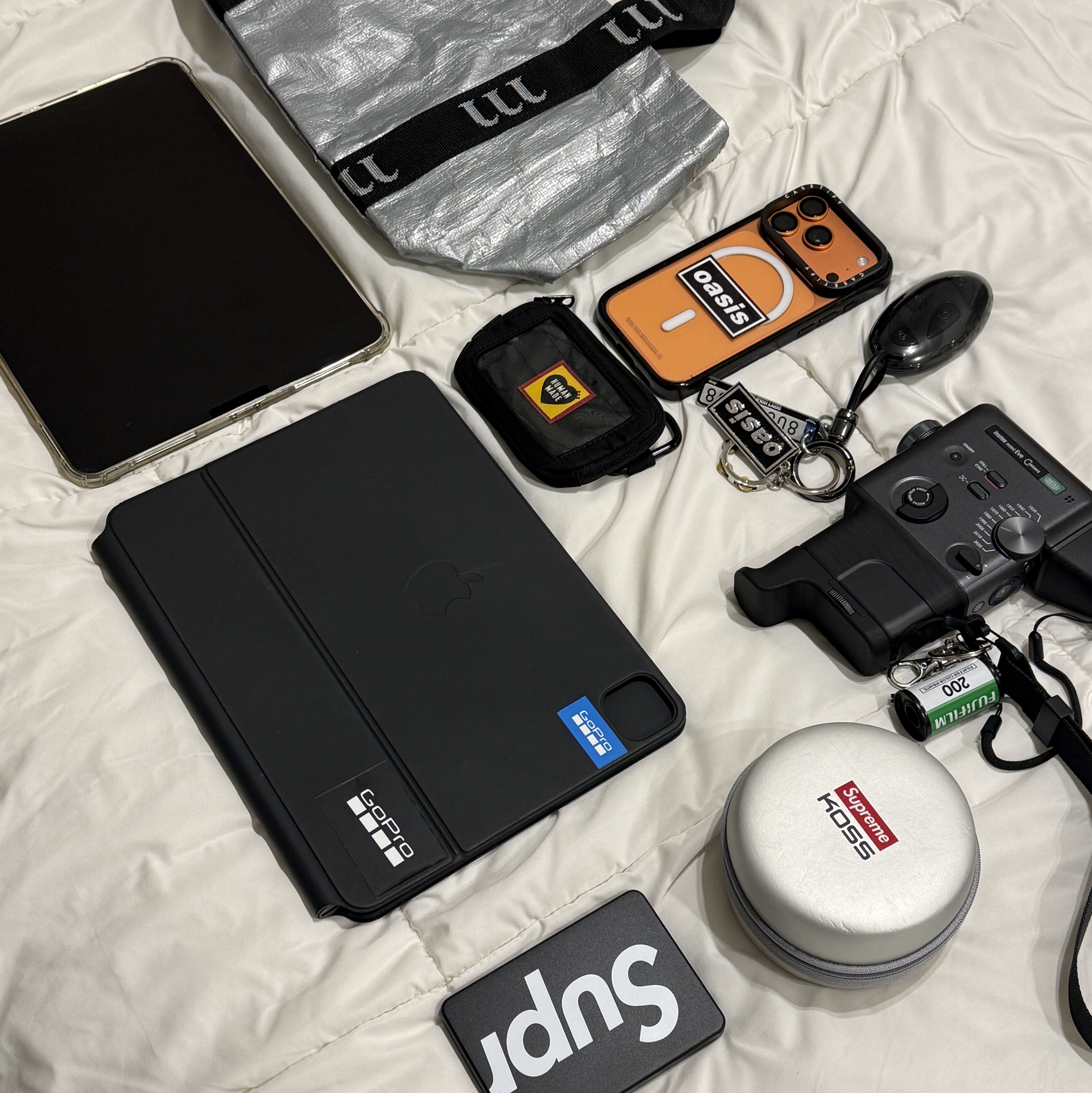 Casetify x Fragment x God Selection XXX iPhone Fragile Glass Impact Clear Case, Casetify x Oasis Logo Magsafe Impact Case Matte Black 착용 스타일 - 2