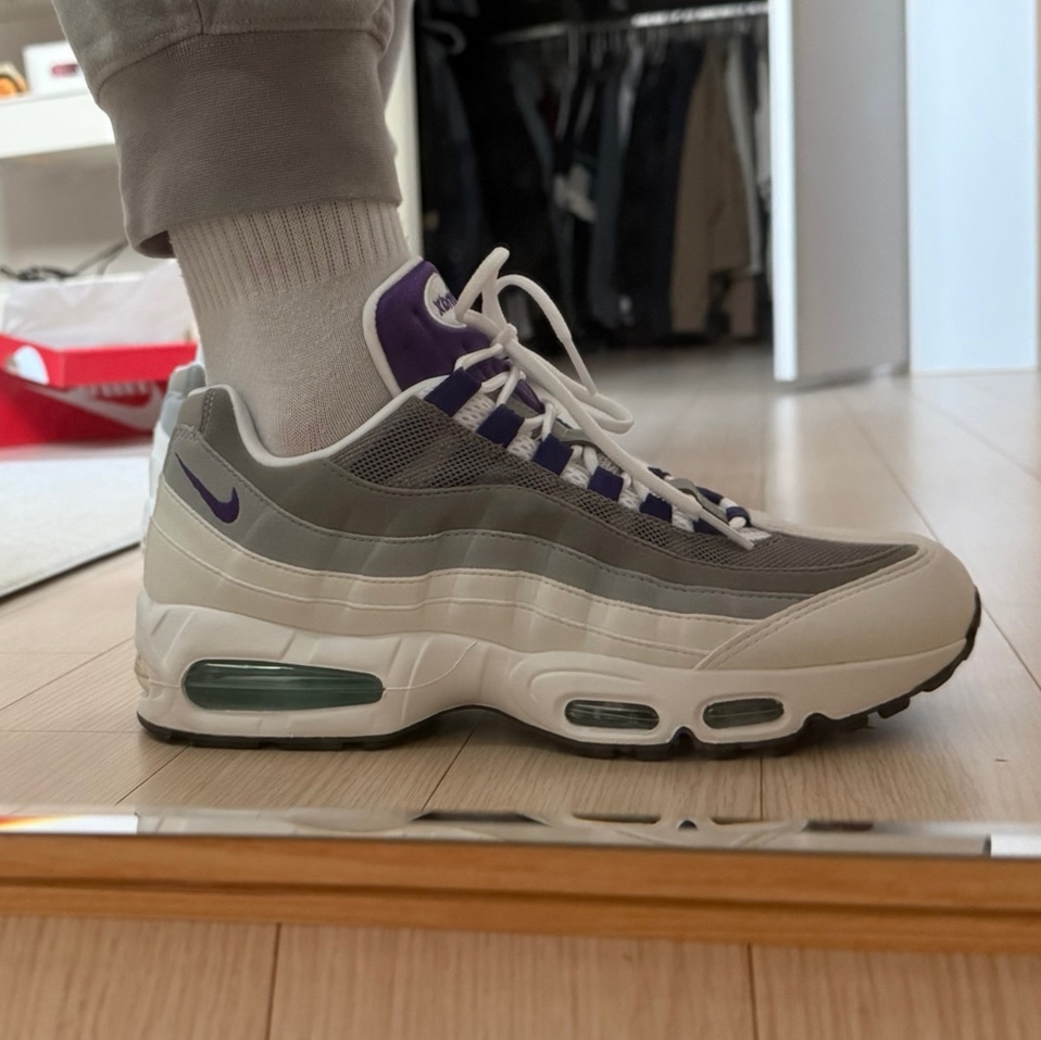 (W) Nike Air Max 95 White Emerald Green 착용 스타일 - 1