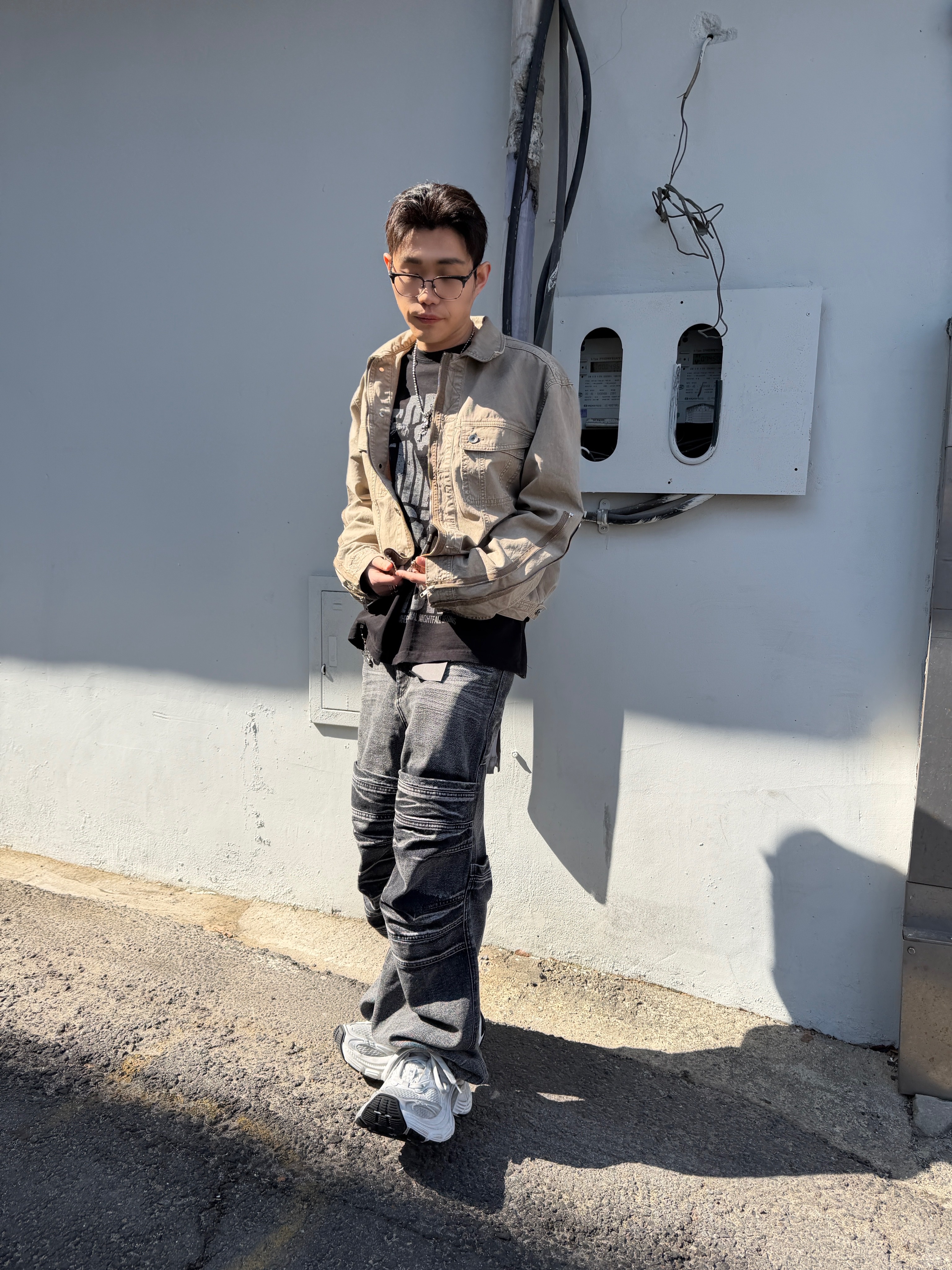 ETCE Dyed 3 Zip Trucker Beige, ROARINGRAD Washed Flip Knee Denim Pants Black 착용 스타일 - 3