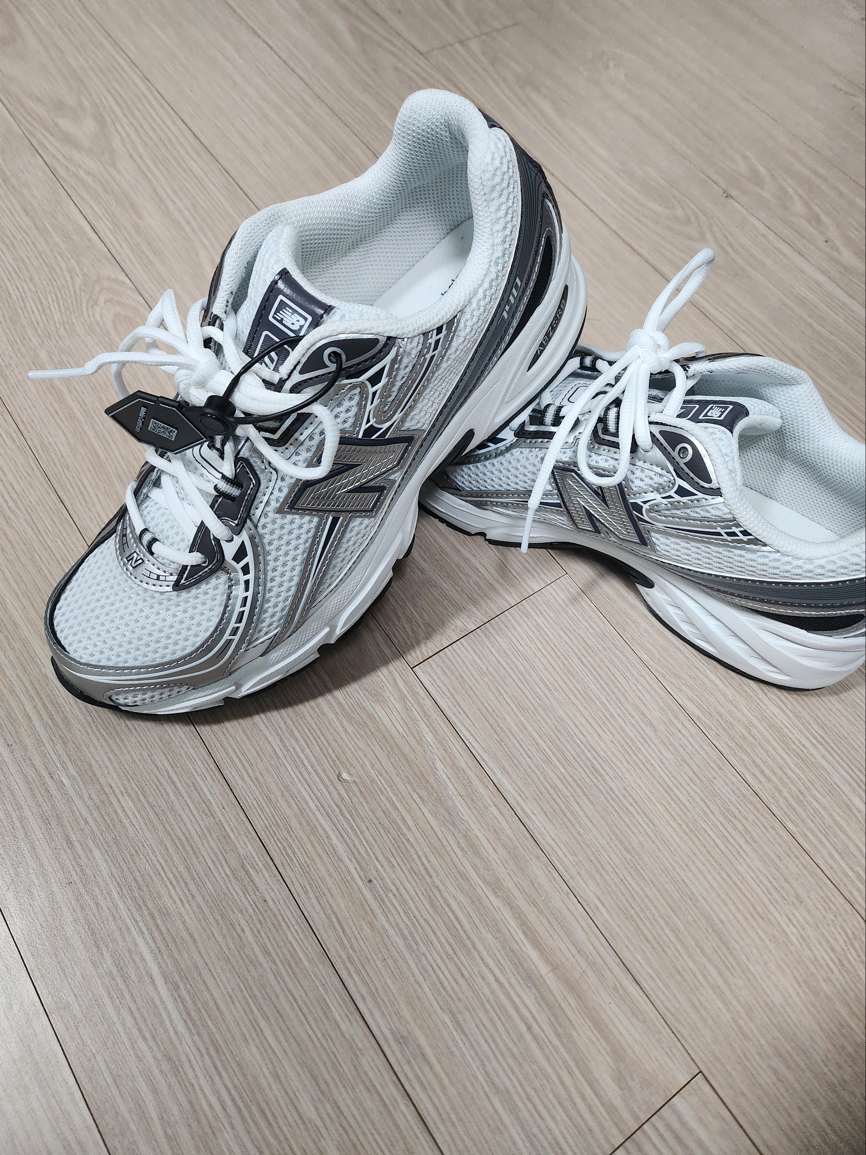 New Balance 740 White Grey 착용 스타일 - 2