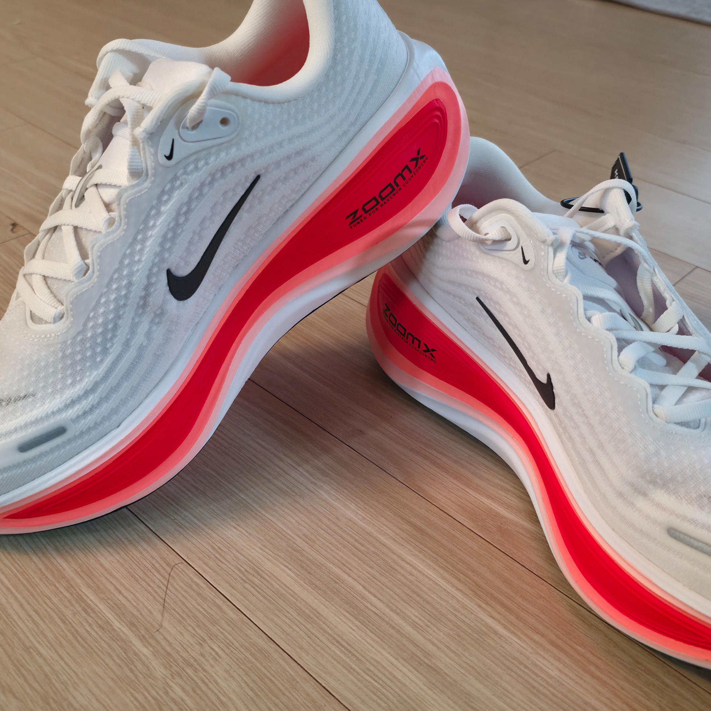 Nike Zoom Vomero Plus White Bright Crimson 착용 스타일 - 1