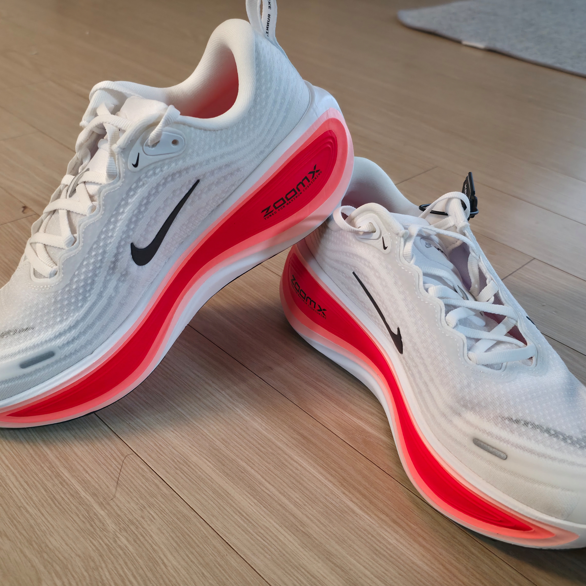 Nike Zoom Vomero Plus White Bright Crimson 착용 스타일 - 5