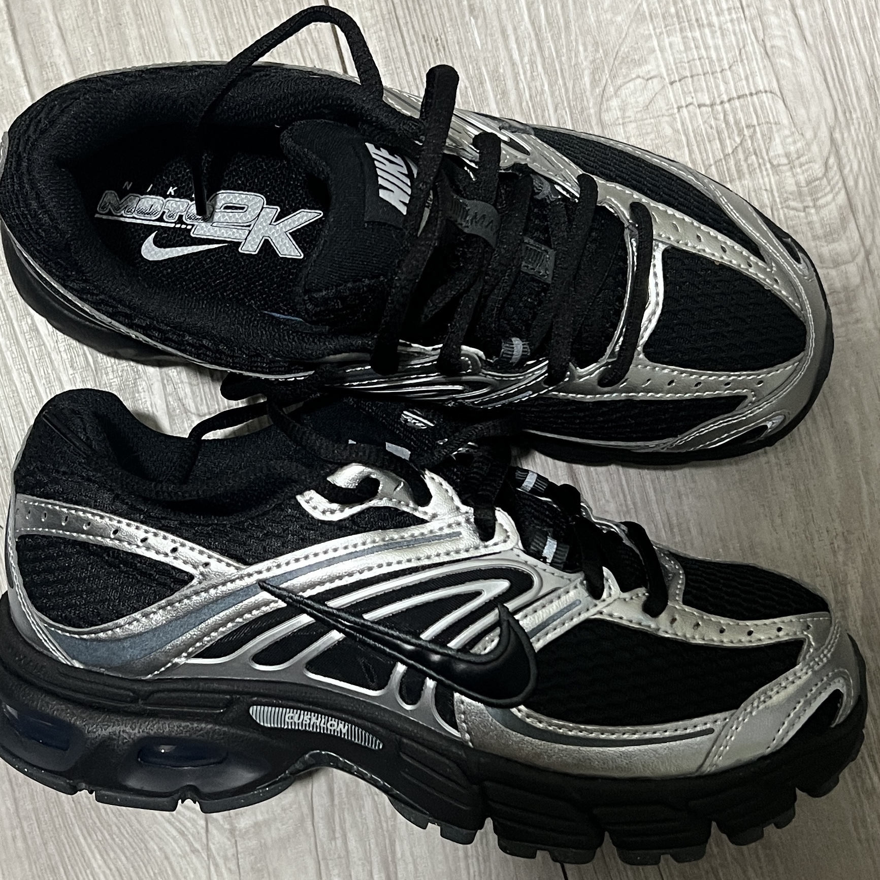 (W) Nike Air Max Moto 2K Black Metallic Silver 착용 스타일
