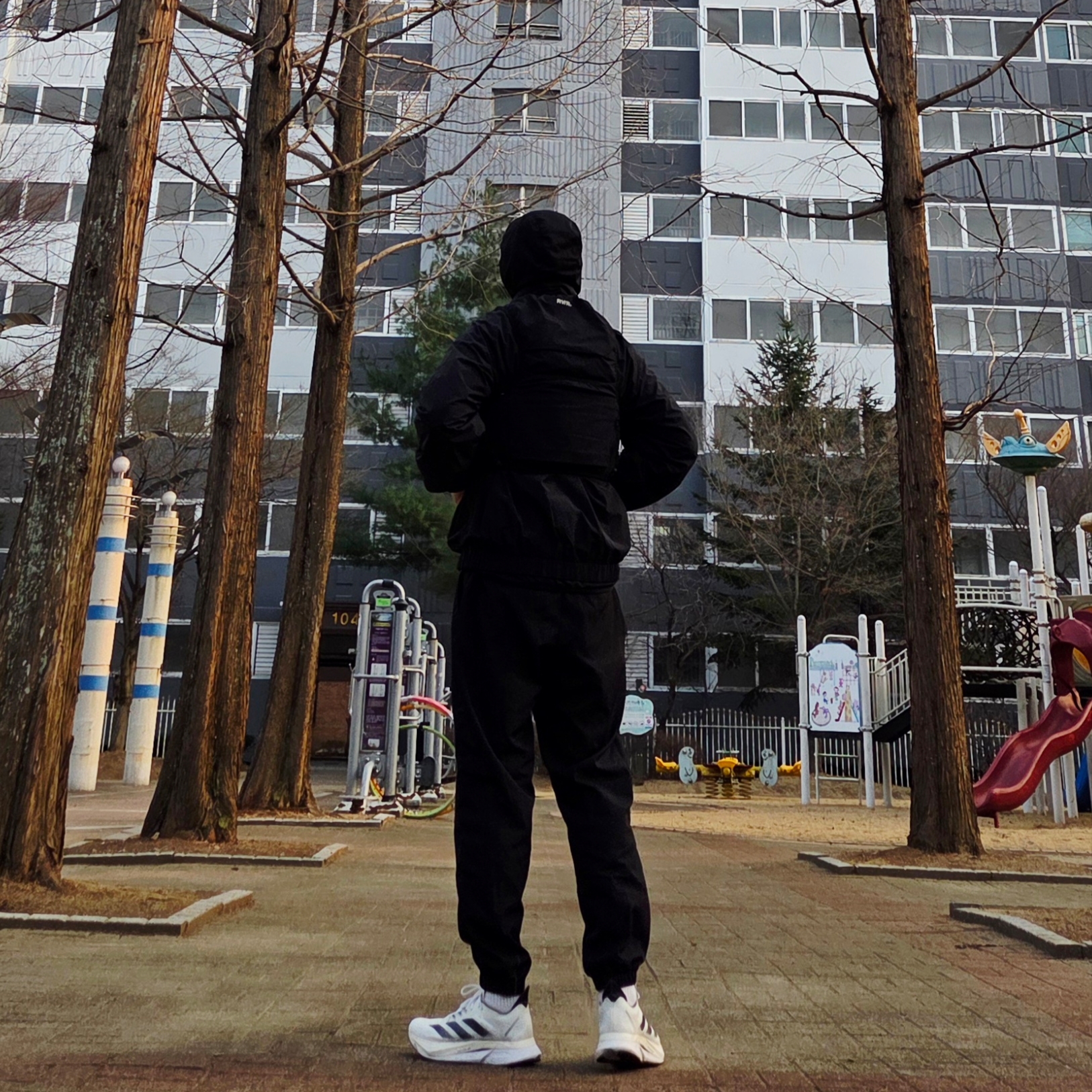 [KREAM 단독] runwhither Mesh Cap Red, [KREAM 단독] runwhither Light Hoodie Sleeve Black 착용 스타일 - 4