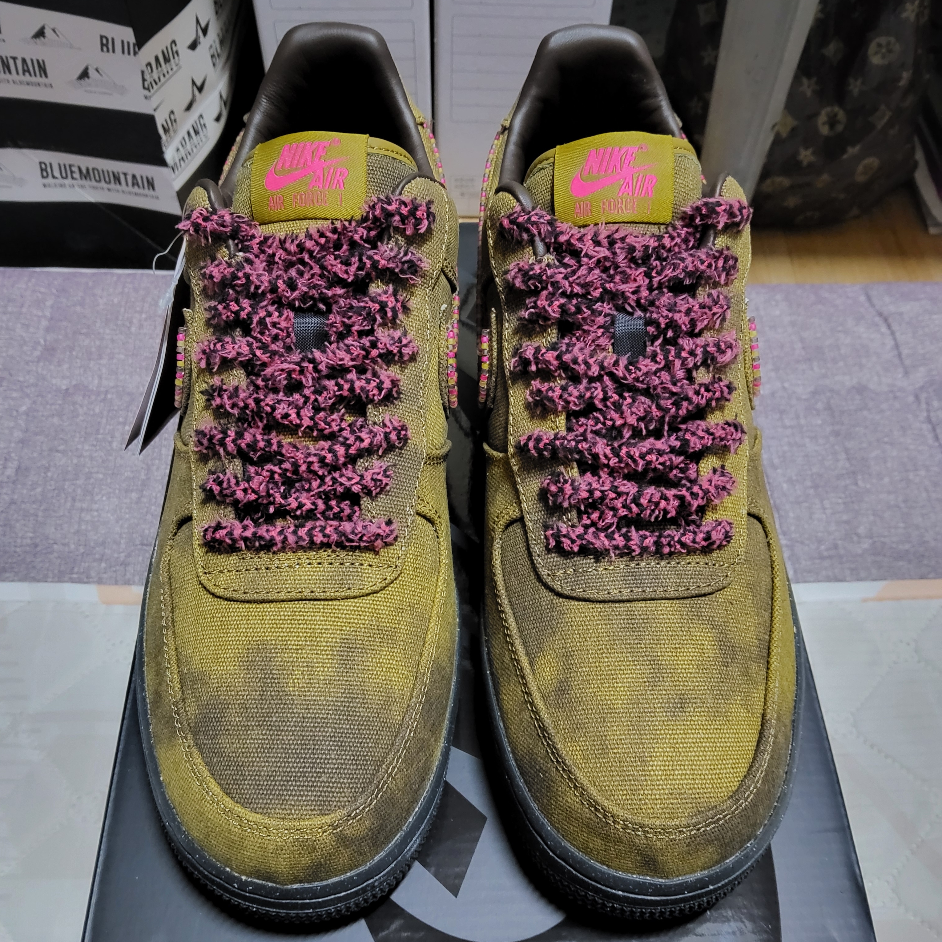 Nike Air Force 1 '07 Low Boucle Baroque Brown and Desert Moss 착용 스타일 - 2
