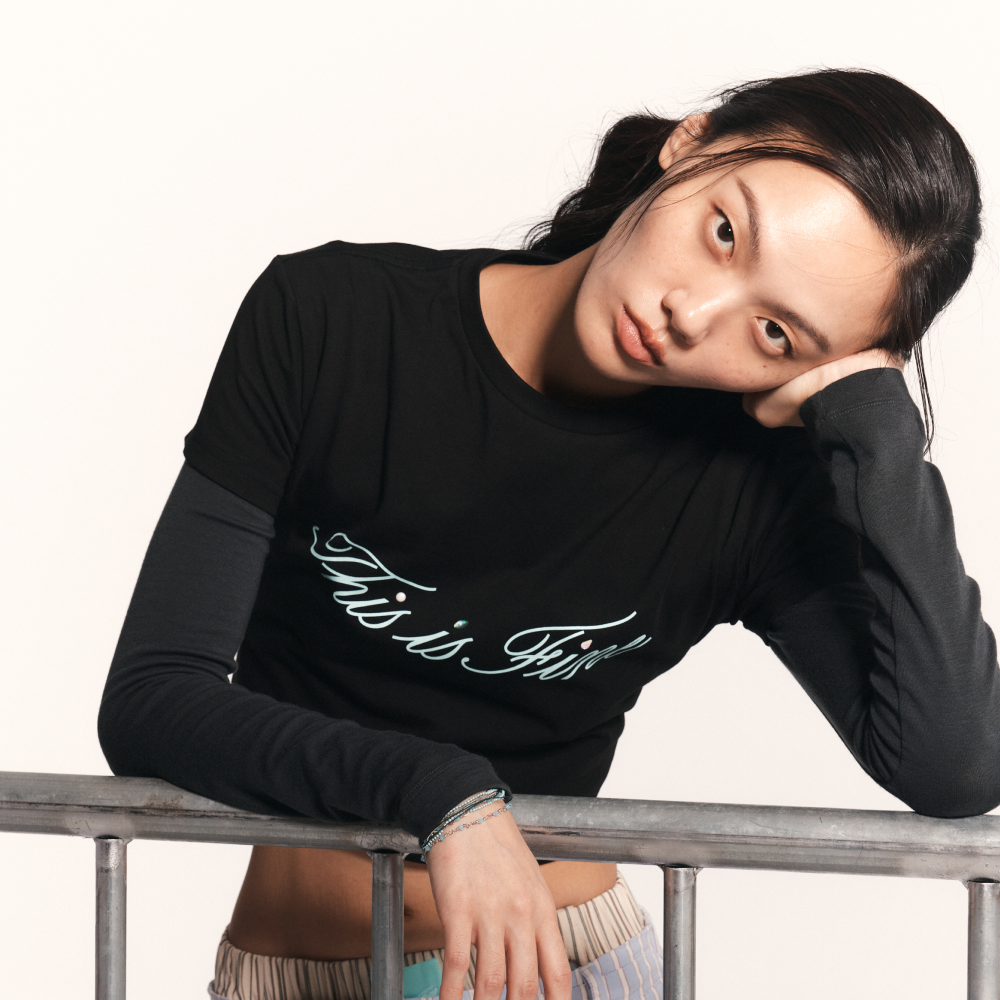 디스이즈파인 크롭드 시그니처 티 블랙(THIS IS FINE Cropped Signature Tee Black) - 2