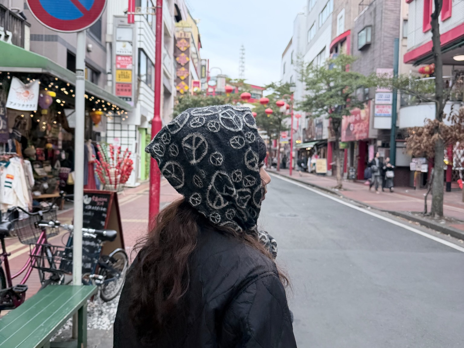 Kapital Felted Wool Peace Mark Happy Scarf Black 착용 스타일 - 2