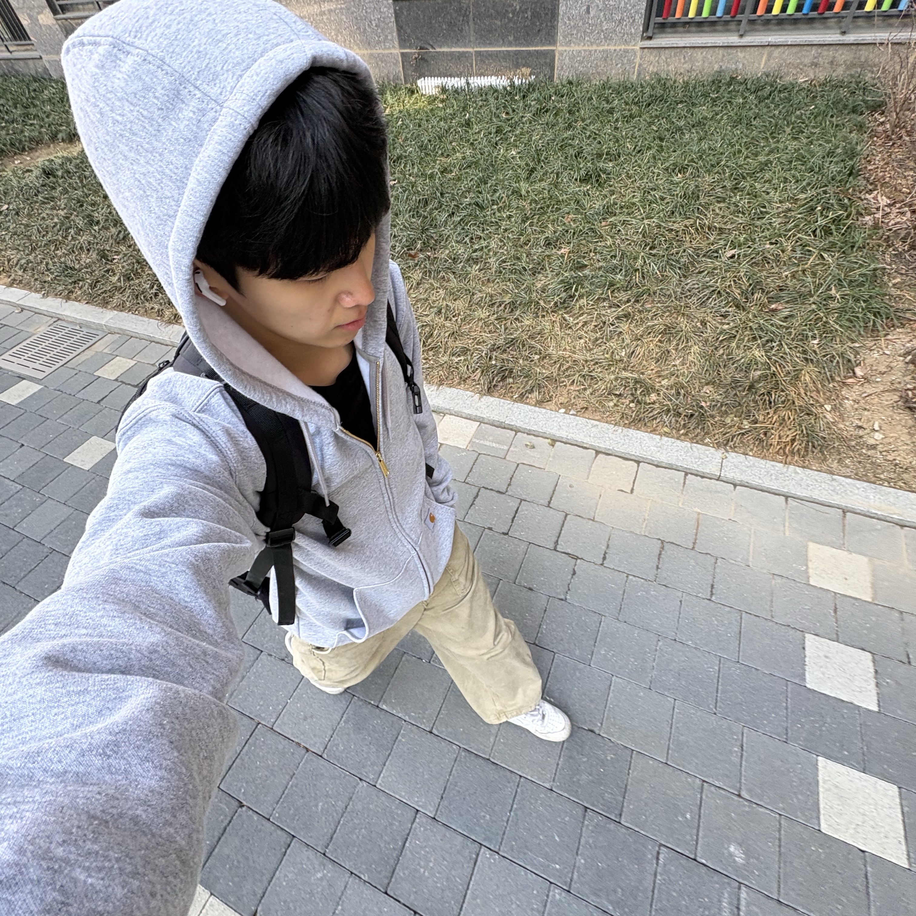 Carhartt Loose Fit Midweight Full Zip Sweatshirt Heather Grey 착용 스타일