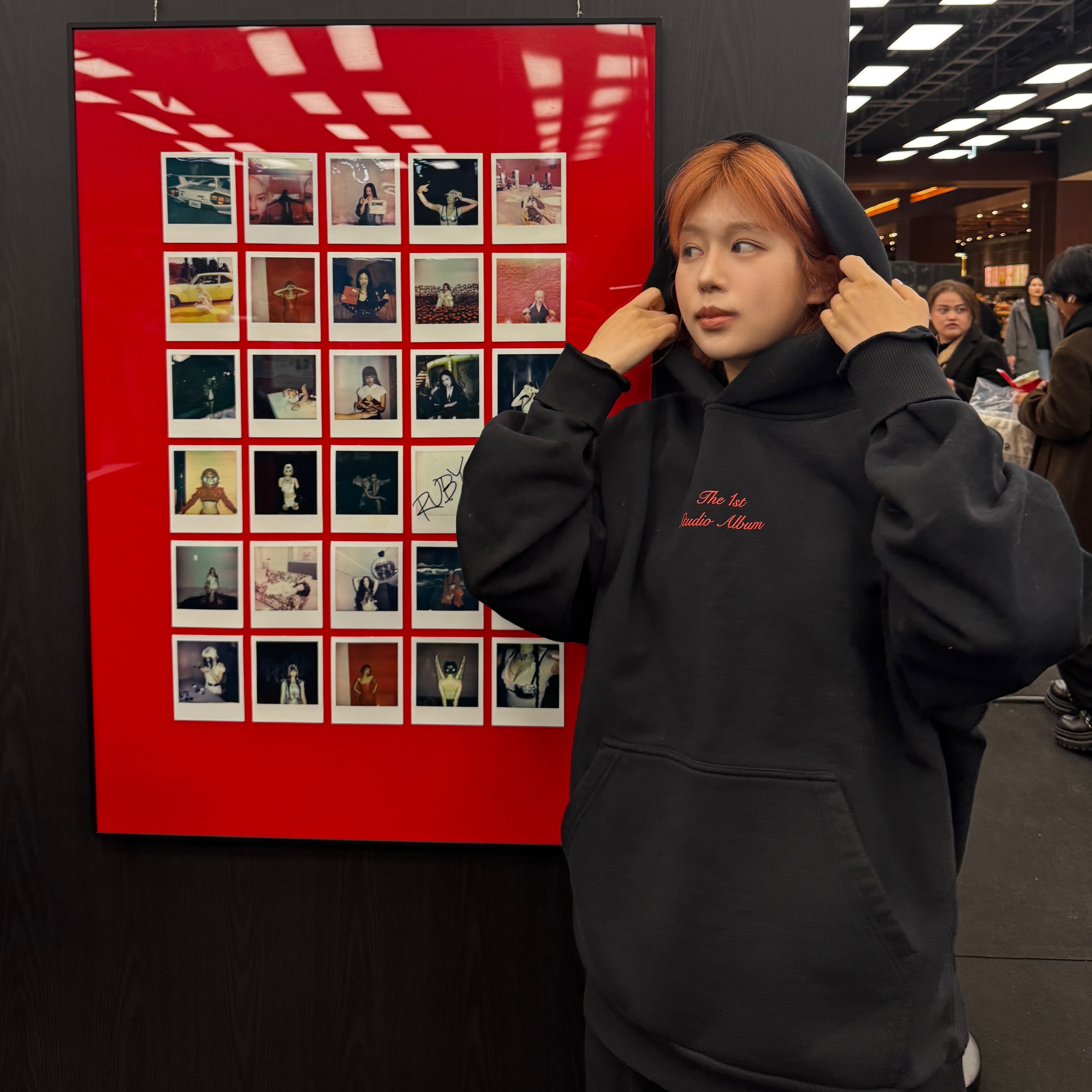 Jennie Ruby Album Hoodie Black, Jennie 1st Album Ruby LP Opaque Red 착용 스타일 - 7