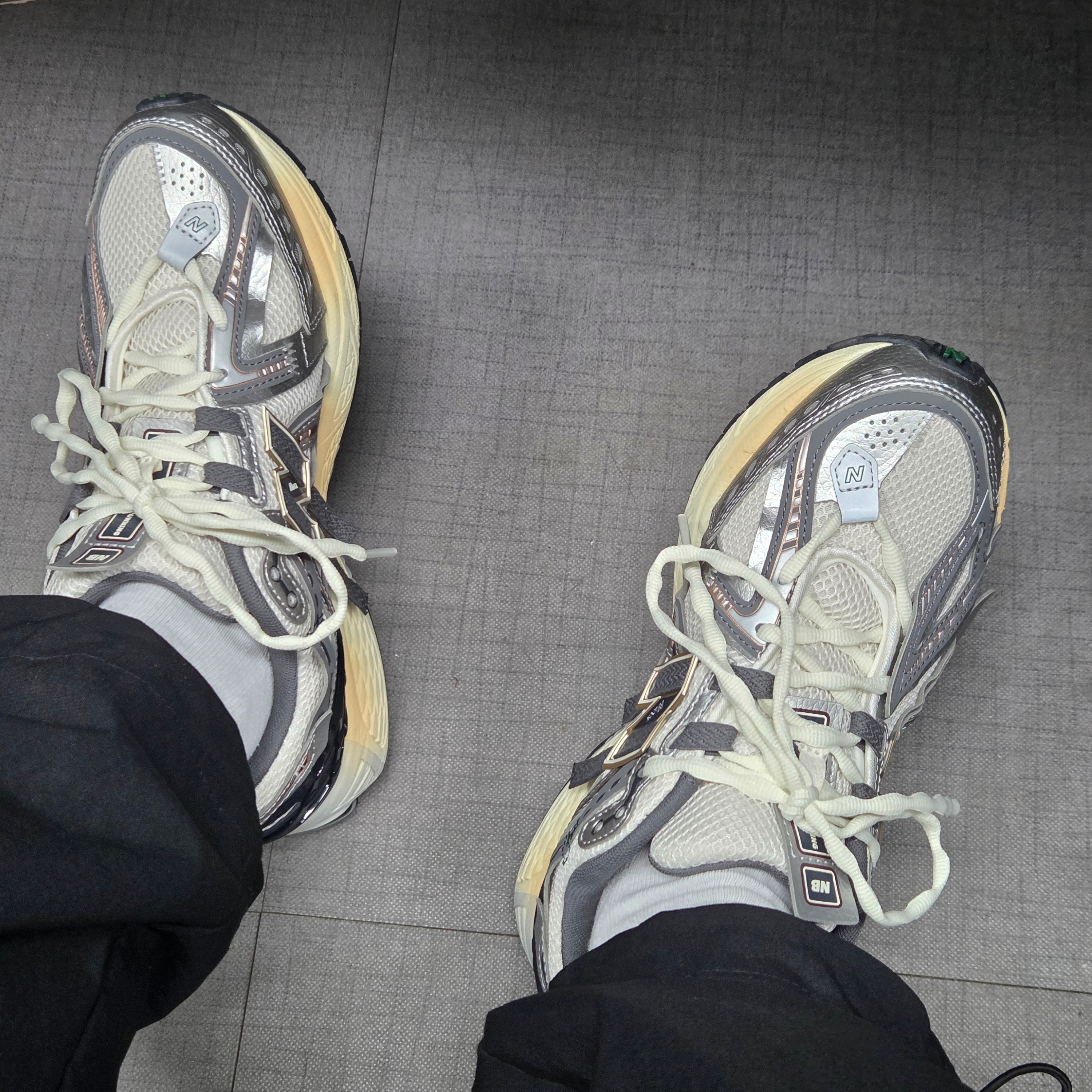 New Balance 1906A Silver Metallic Castlerock 착용 스타일