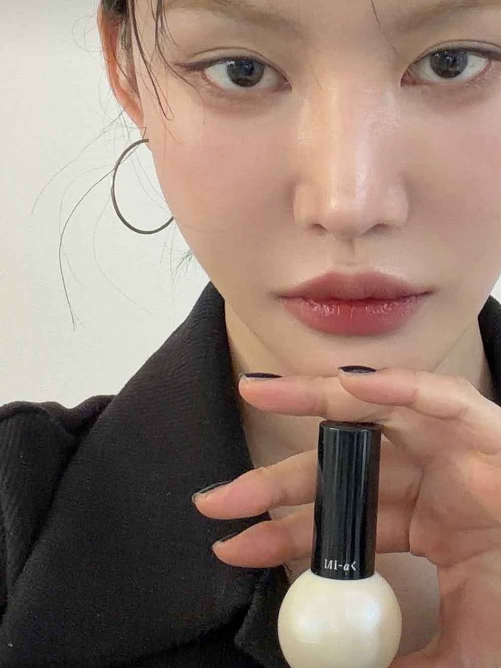 MIHAK VINYL WOOD Perfume Stick 3.6g 착용 스타일 - 3