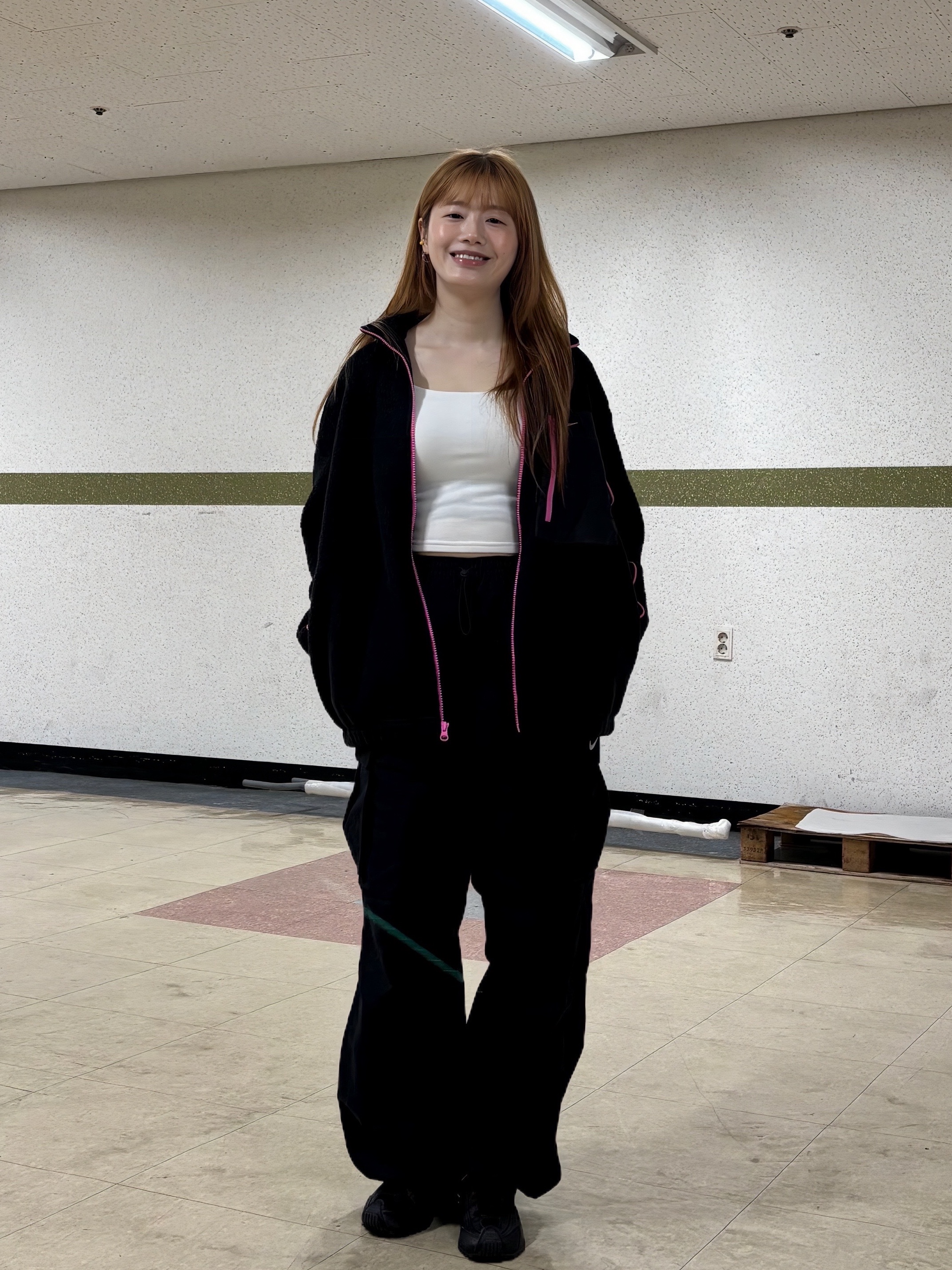 (W) Nike Shox R4 Black, (W) Nike NSW Full Zip High-Pile Fleece Jacket Black Playful Pink - Asia 착용 스타일 - 2