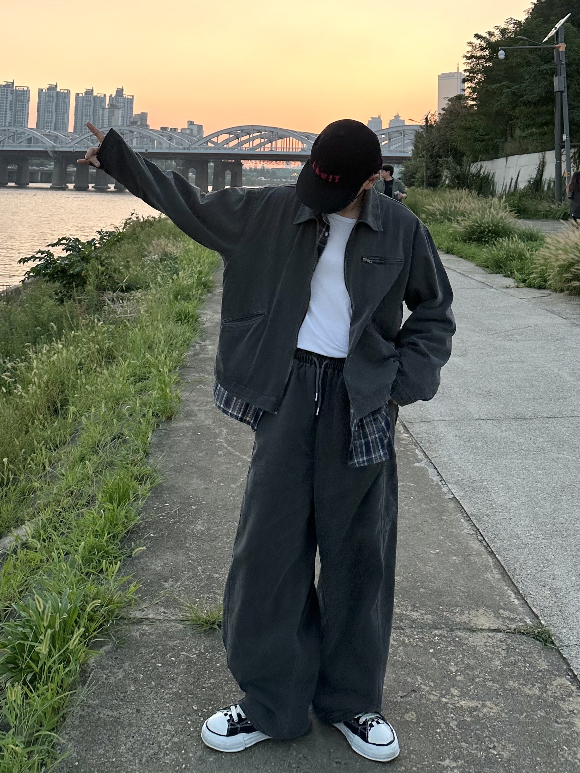 Maison Mihara Yasuhiro Peterson OG Sole Canvas Low Sneakers Black, Maison Mihara Yasuhiro Peterson23 OG Sole Canvas Low-top Sneakers Black 착용 스타일 - 5