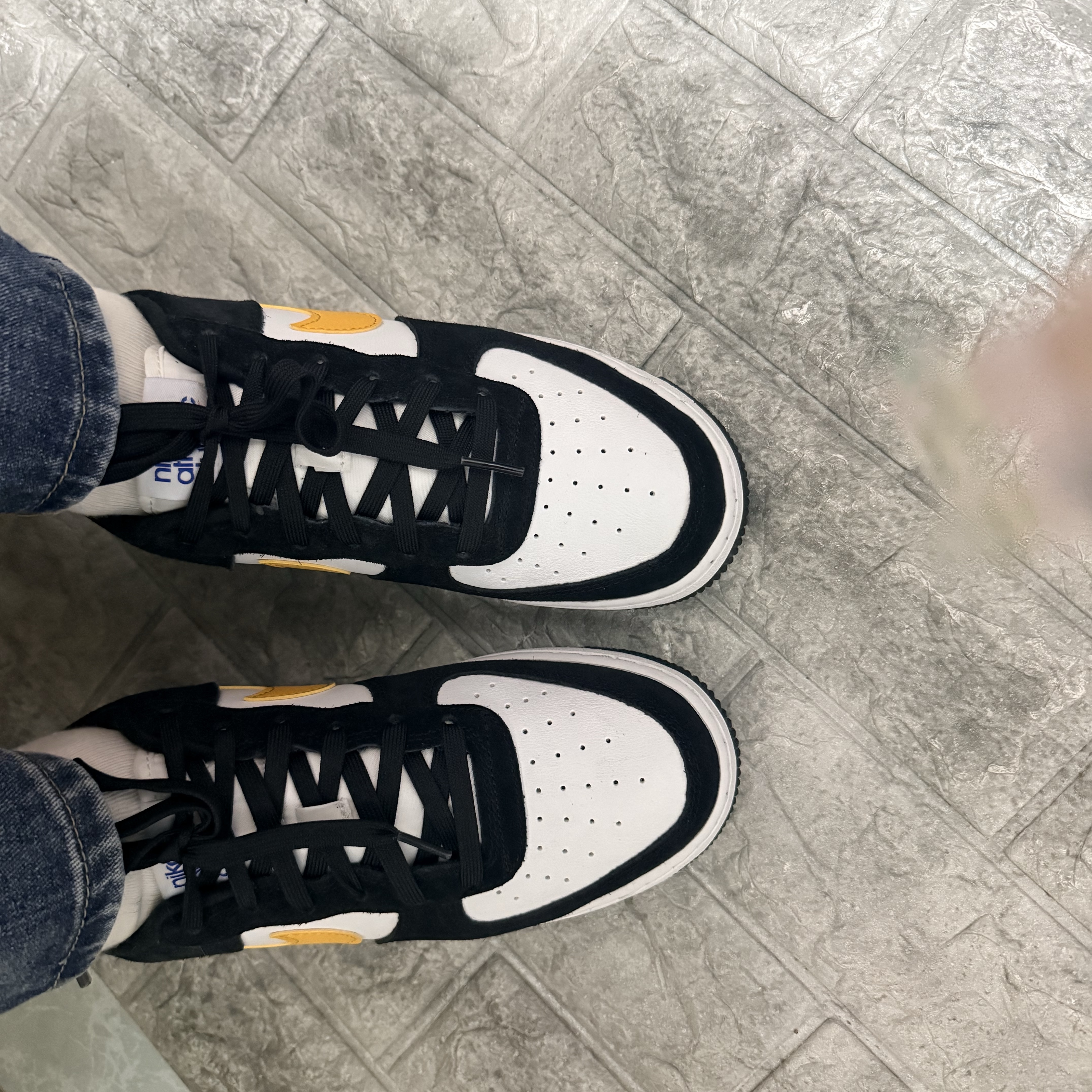 (GS) Nike Air Force 1 LV8 Athletic Club Black Dark Sulfur, Nike Park Swoosh Full Zip Hoodie Black 착용 스타일 - 2