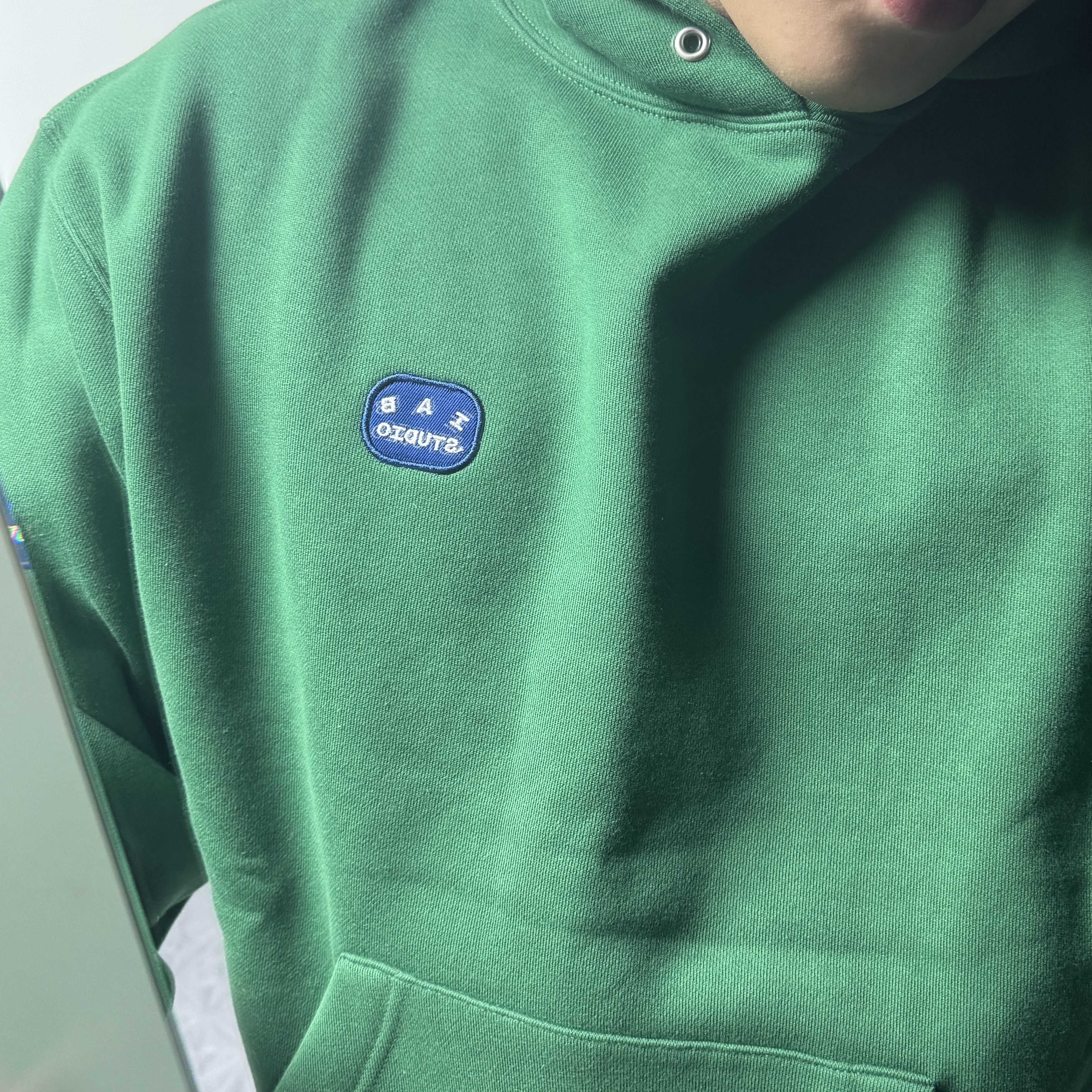 IAB Studio IAB Patch Hoodie Green 착용 스타일
