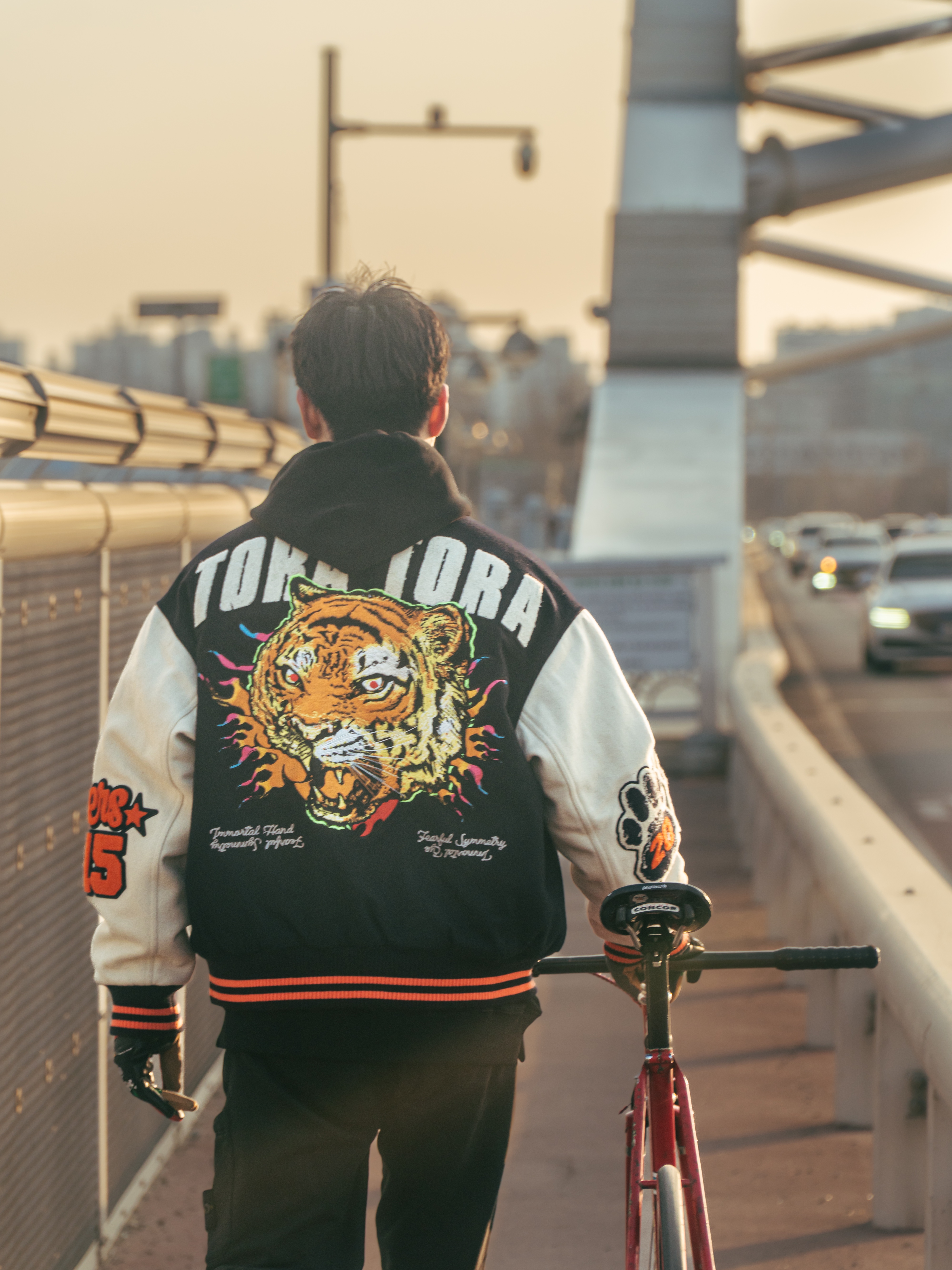 Palace Tora Tora Varsity Jacket Navy - 25SS, Stussy x Martine Rose Driving Gloves 착용 스타일 - 2