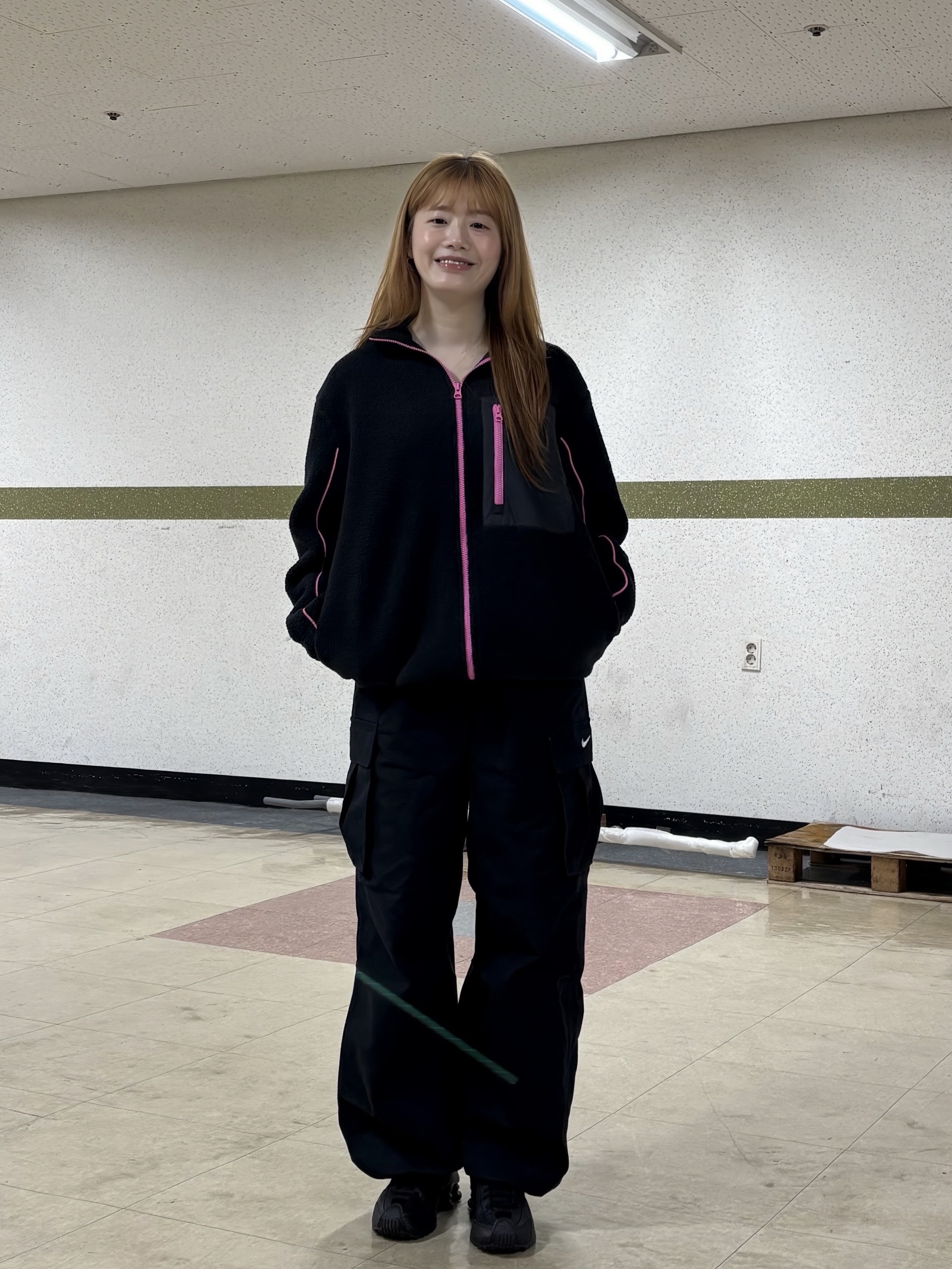 (W) Nike Shox R4 Black, (W) Nike NSW Full Zip High-Pile Fleece Jacket Black Playful Pink - Asia 착용 스타일 - 7