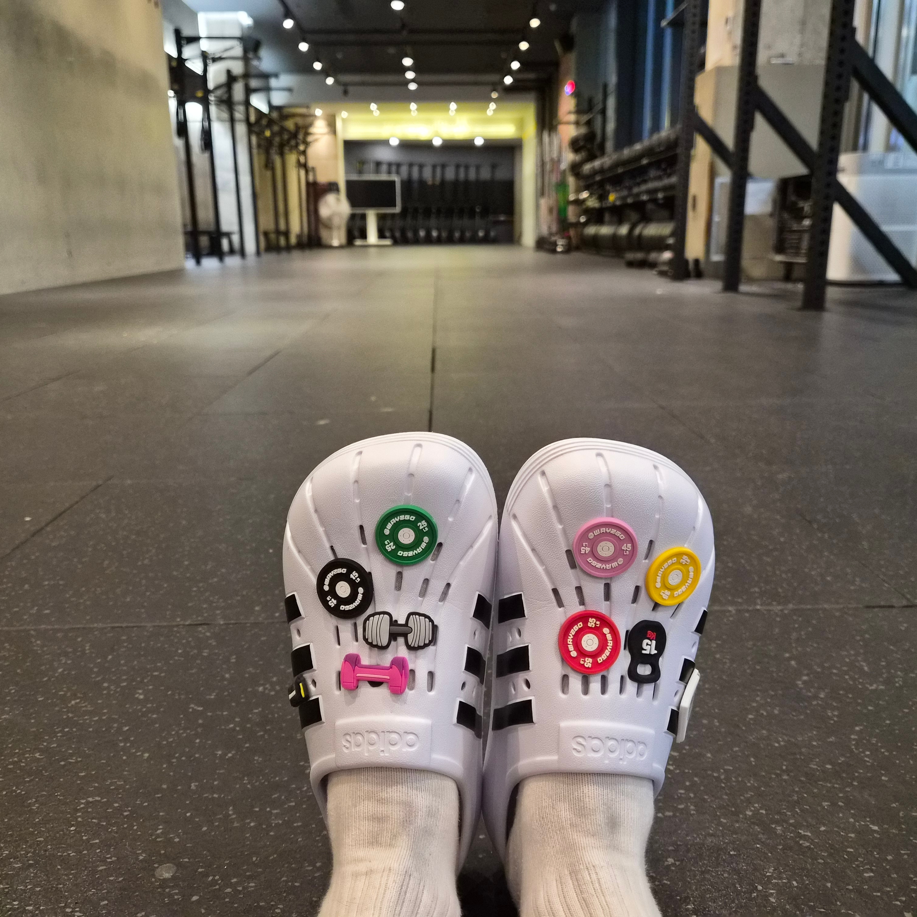 Adidas Adilette Clog White Black 착용 스타일