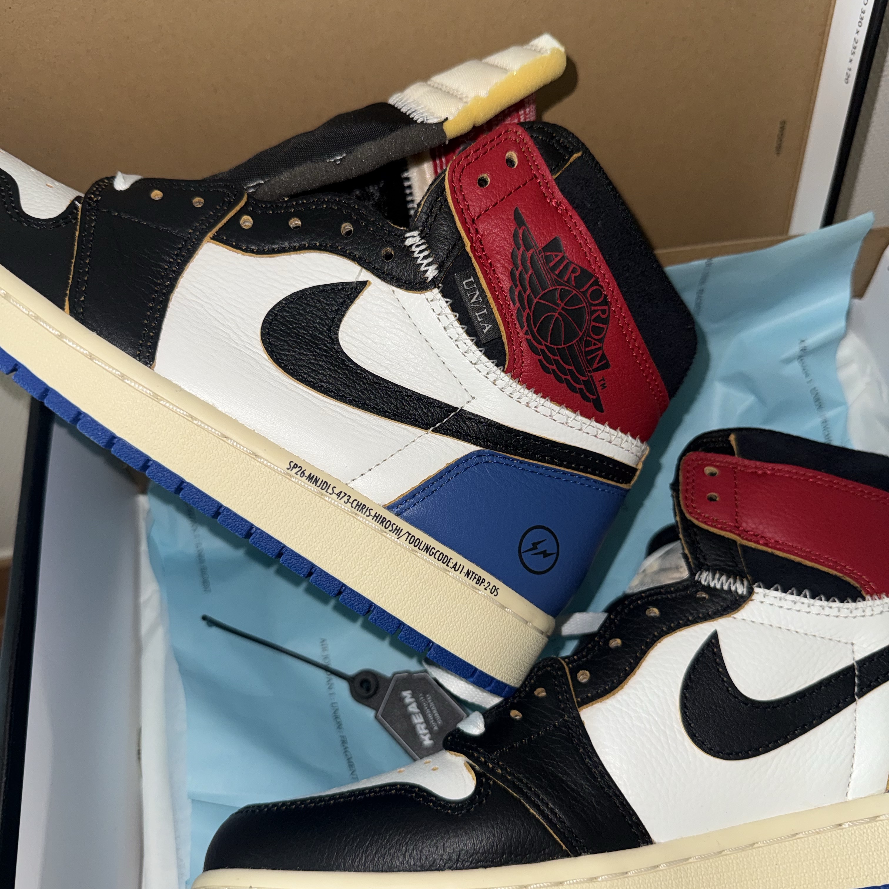 Jordan 1 x Fragment x Union LA Black and Varsity Red 착용 스타일 - 4