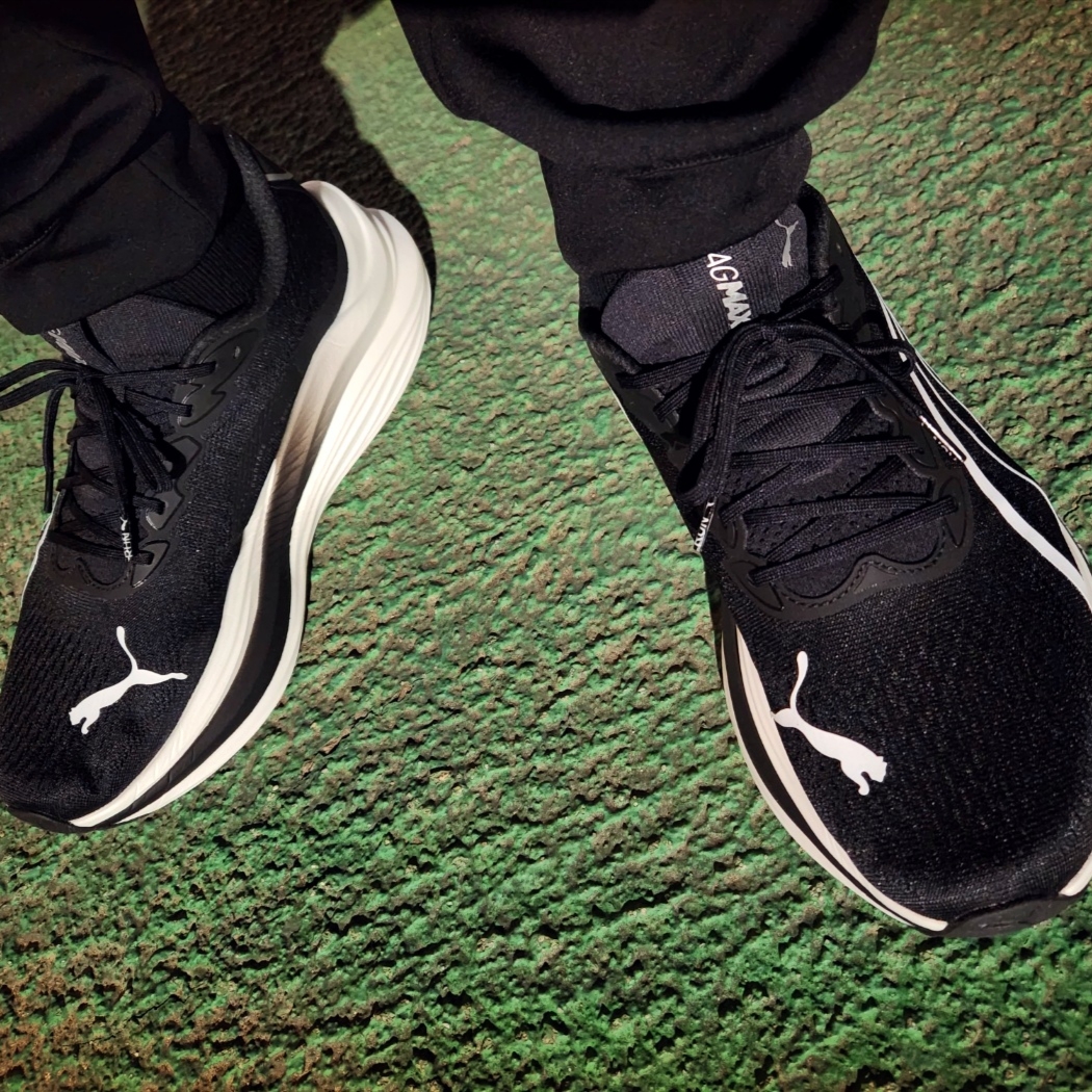 Puma Magmax Nitro Black White 착용 스타일 - 2