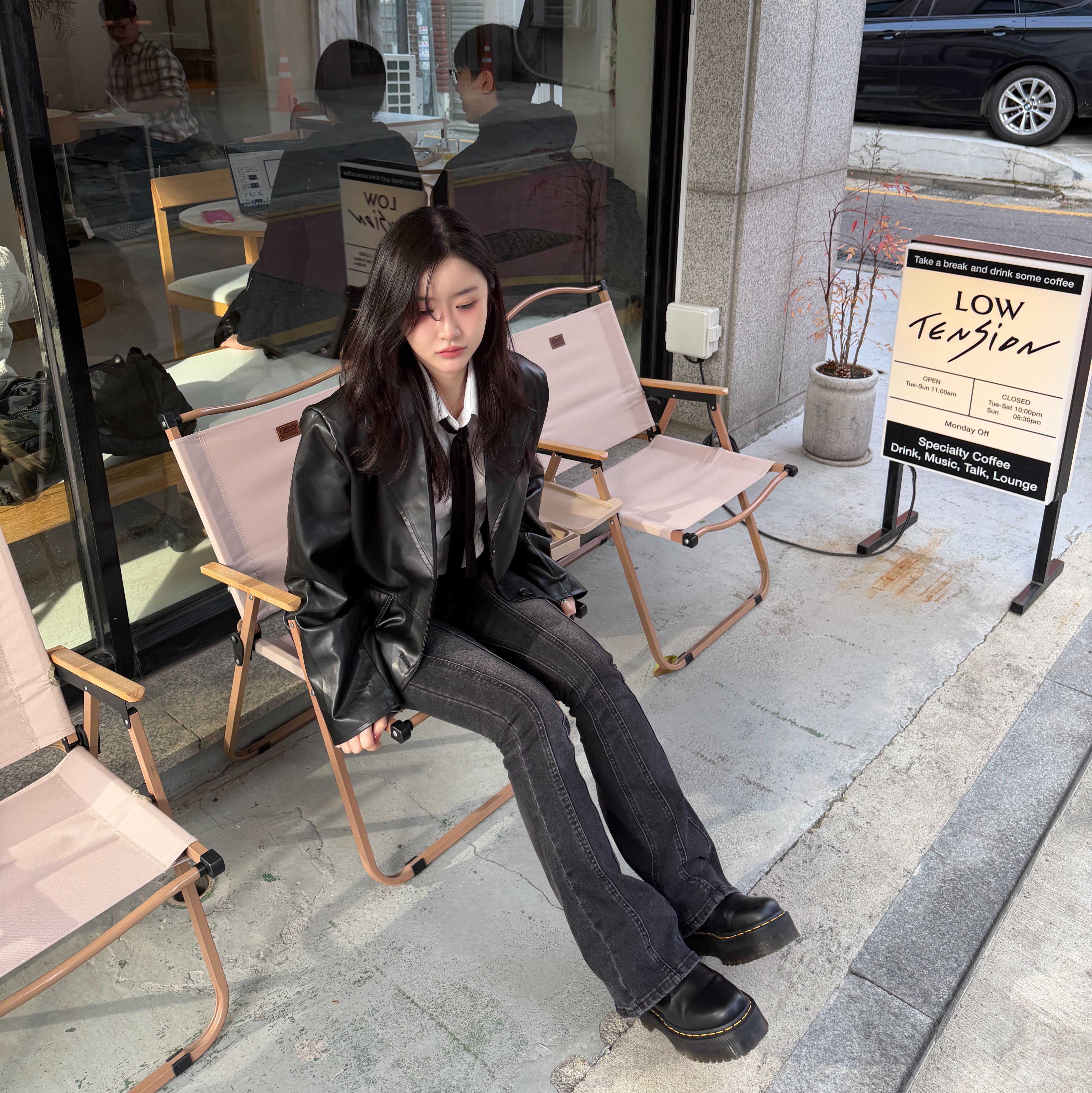 Dr. Martens Women 2976 Smooth Leather Platform Chelsea Boots Black, Gucci Double G Mother of Pearl Ring Silver 착용 스타일 - 3