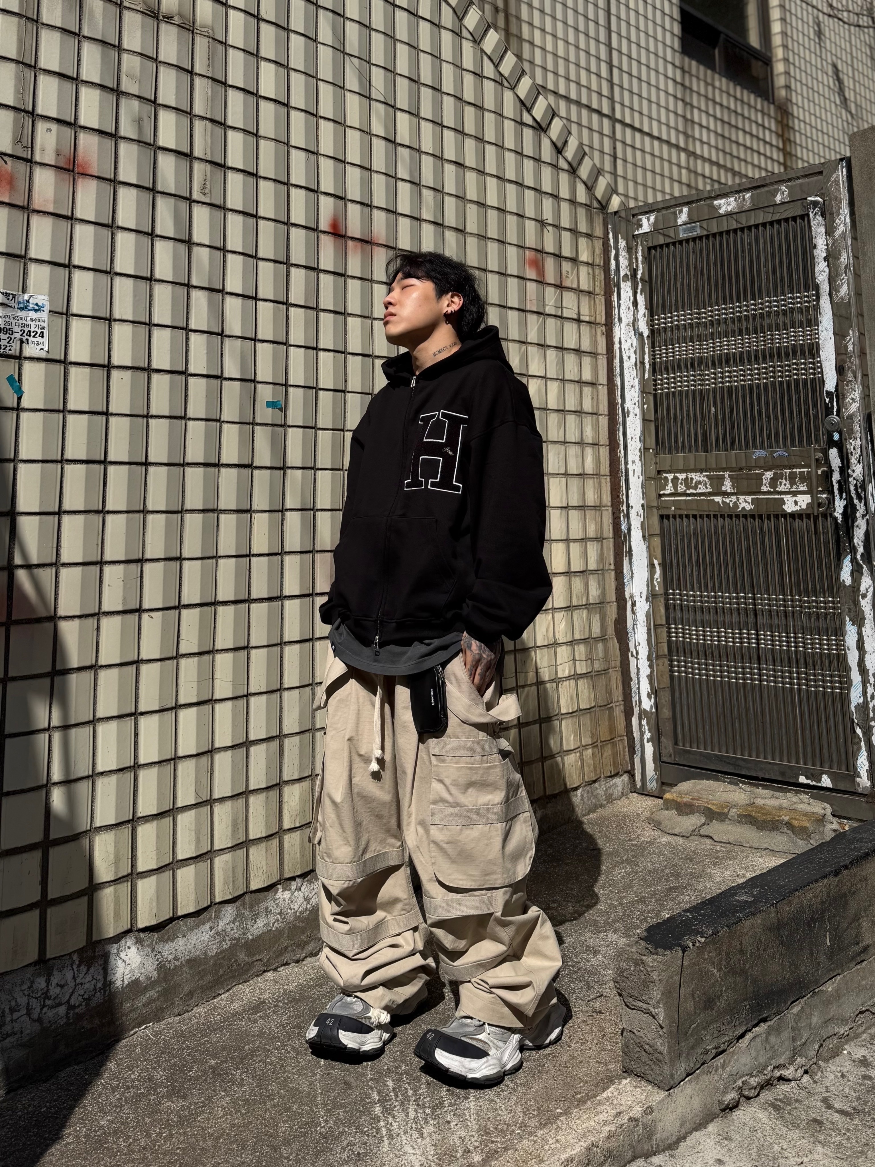 Balenciaga Cargo Sneakers White Grey, Wapworks Wide Safety Cargo Pants Beige 착용 스타일 - 2
