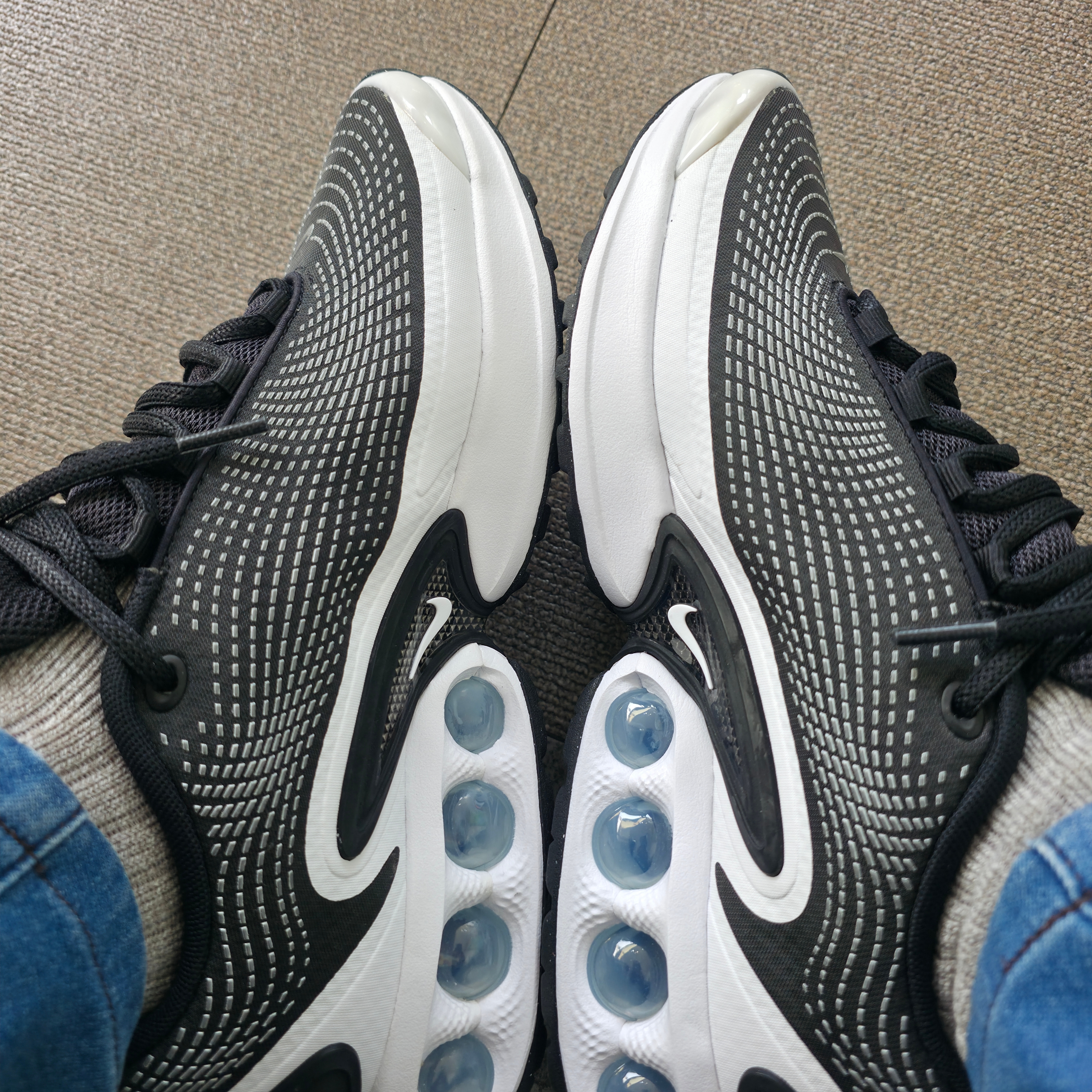 Nike Air Max DN Black Cool Grey 착용 스타일