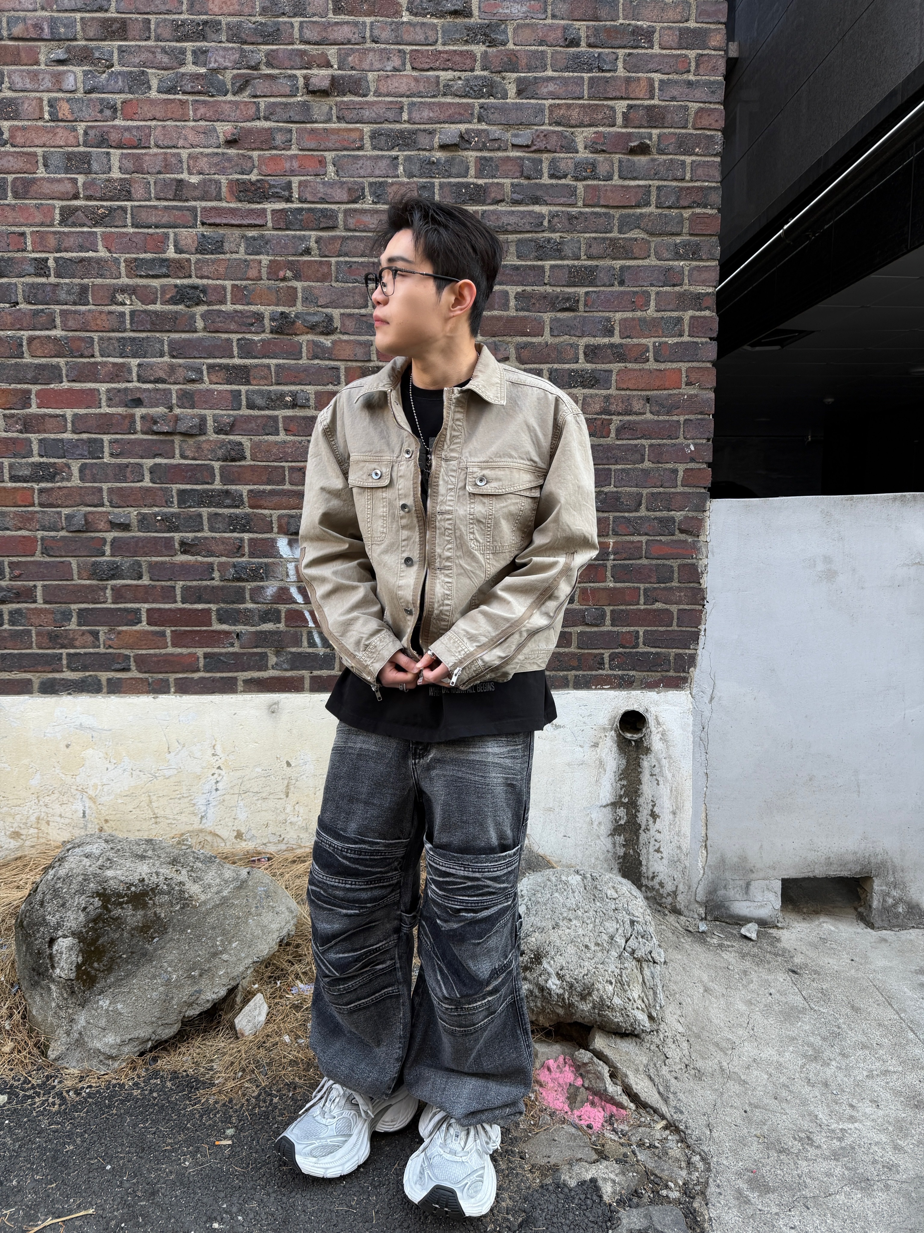 ETCE Dyed 3 Zip Trucker Beige, ROARINGRAD Washed Flip Knee Denim Pants Black 착용 스타일 - 1