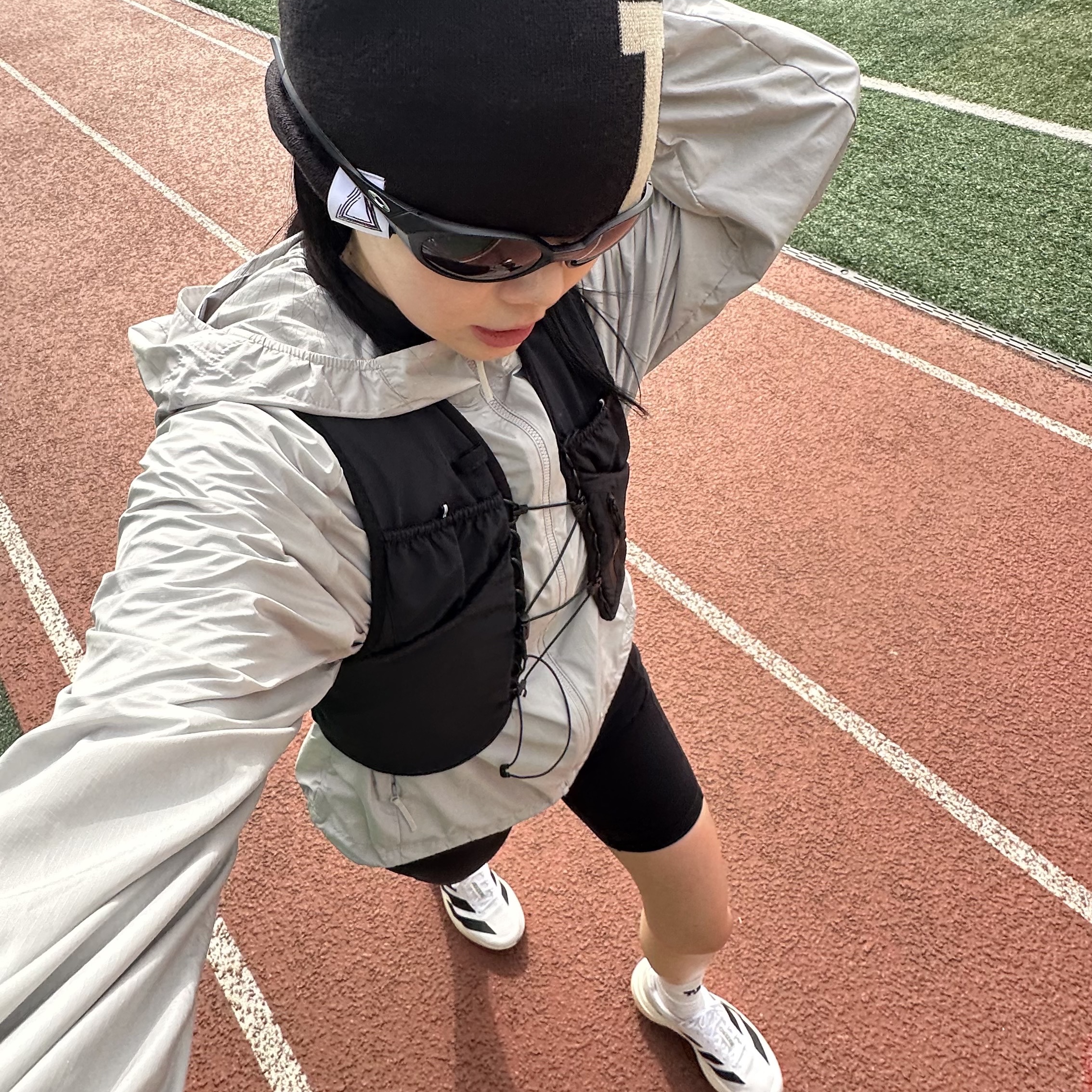 negative split club Performance NSC Running Vest Black, THE ATHER SANCTUARY Jacquard Logo Beanie Black 착용 스타일 - 3
