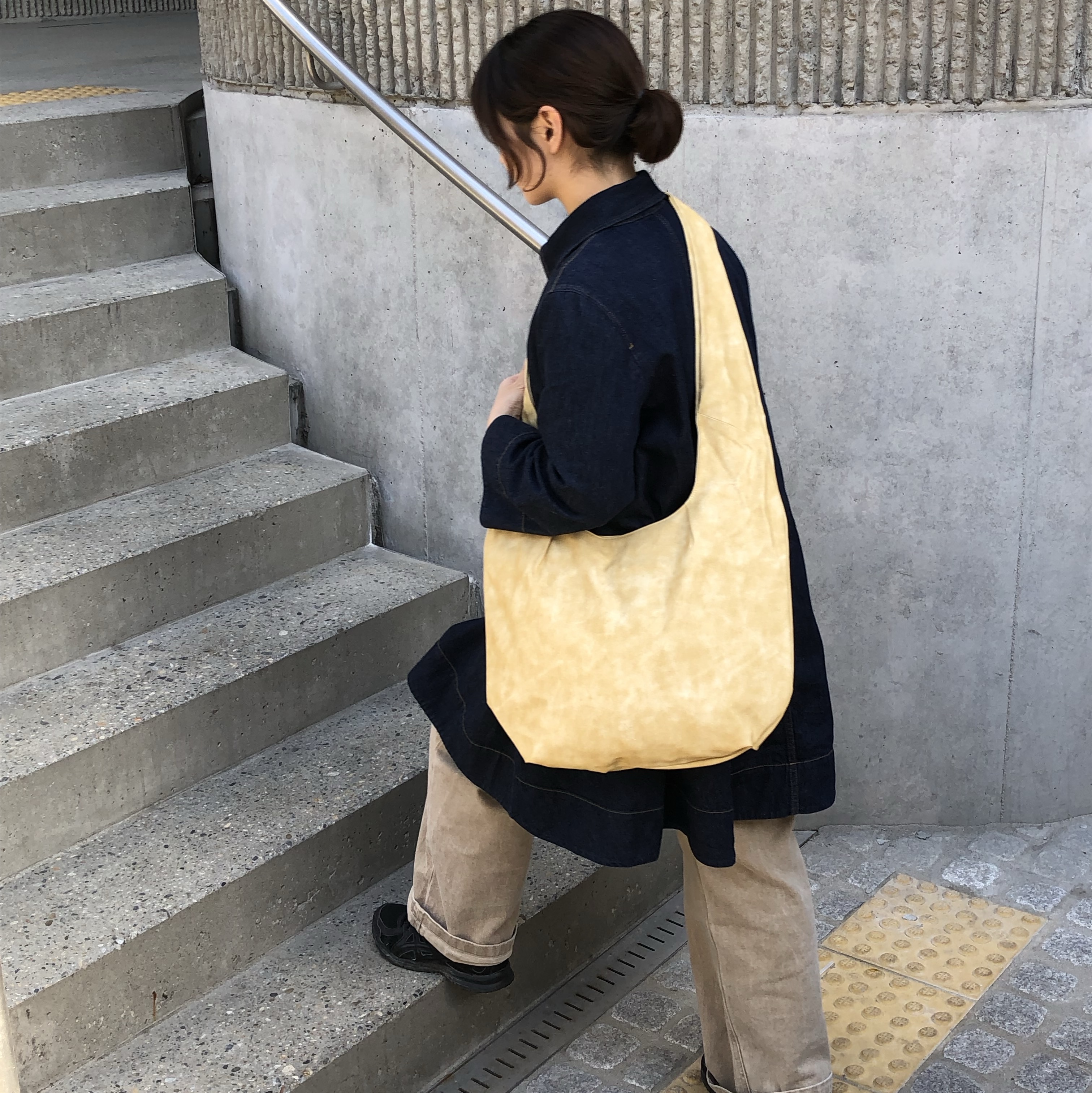 ACOC Interview L Bag_Yellow 착용 스타일 - 2