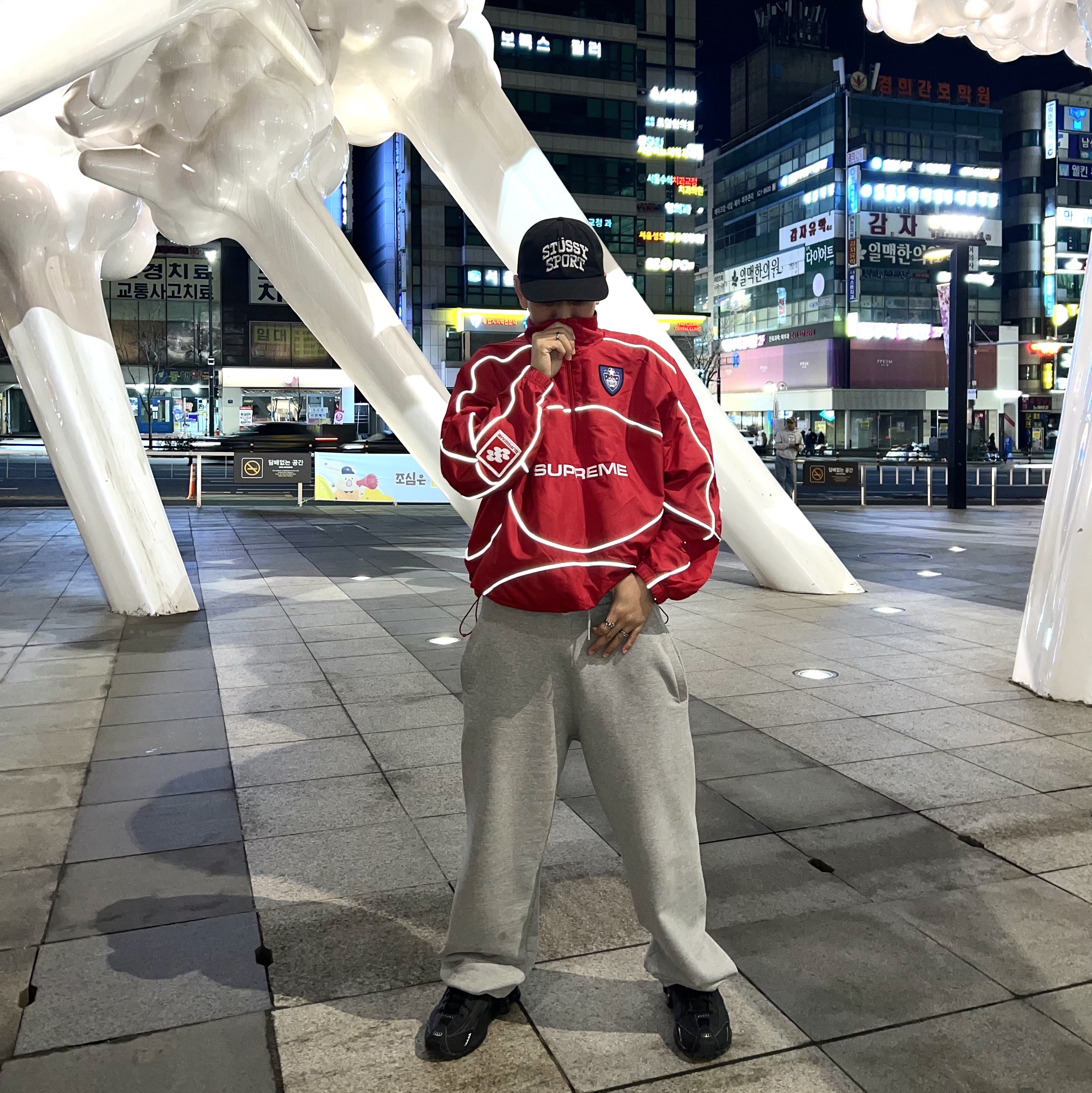 Supreme Reflective Piping Pullover Red - 24FW, Stussy Mid-Depth Sport Snapback Black 착용 스타일