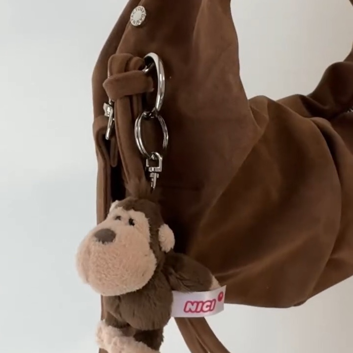 [KREAM 단독] NICI Monkey 10cm Bean Bag Keyring 착용 스타일 - 2