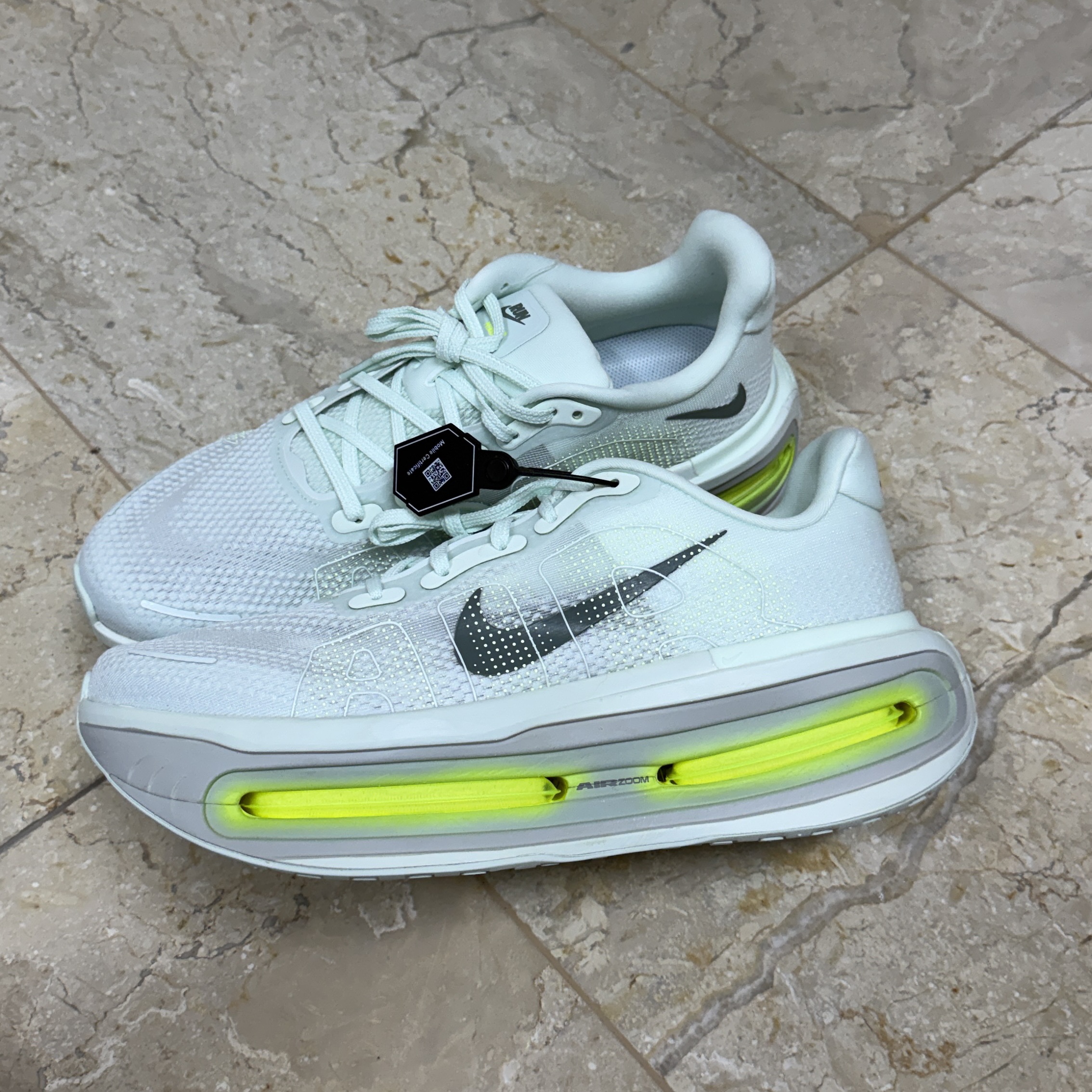 Nike Vomero Premium  Barely Green Clay Green 착용 스타일